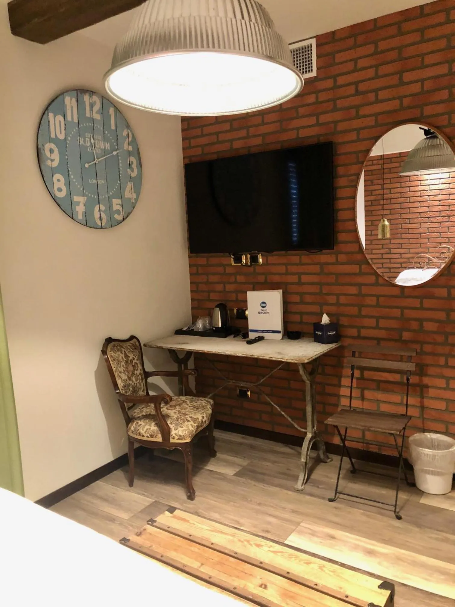 Bed in Best Western Maison B Hotel