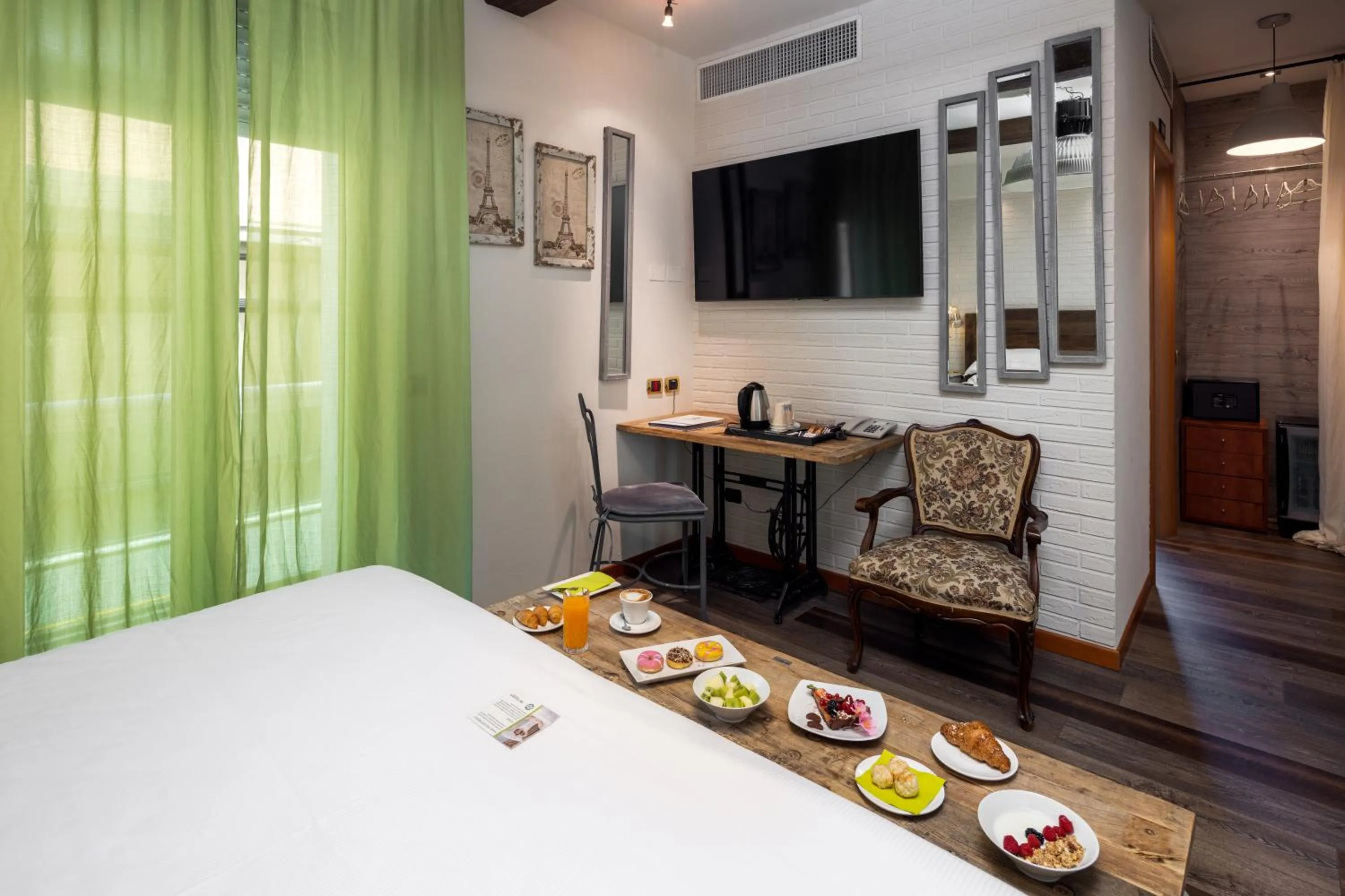 Bed in Best Western Maison B Hotel