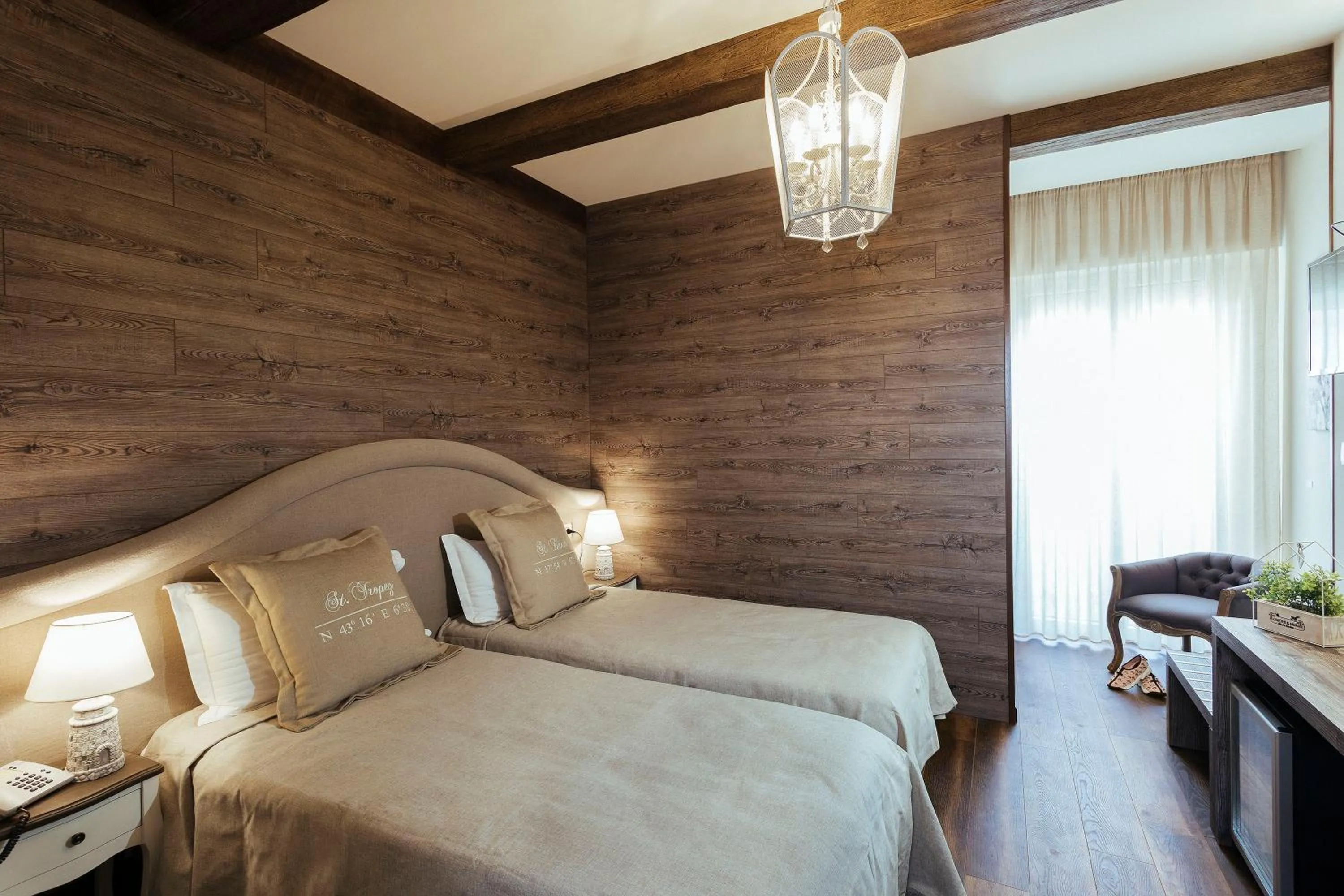 Bed in Best Western Maison B Hotel