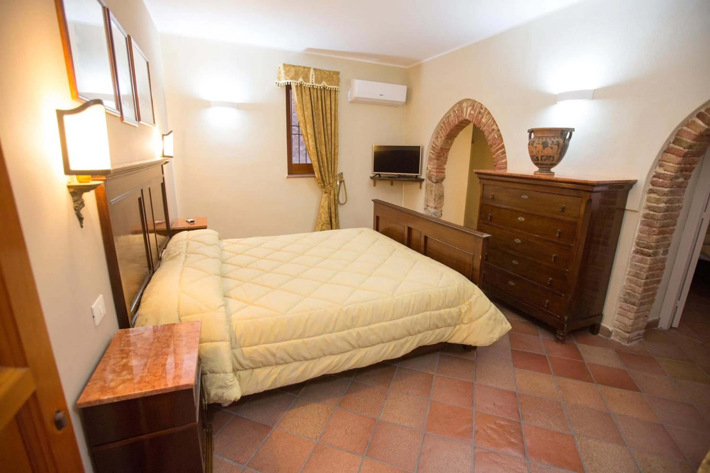 Photo of the whole room, Bed in Palazzo Raho