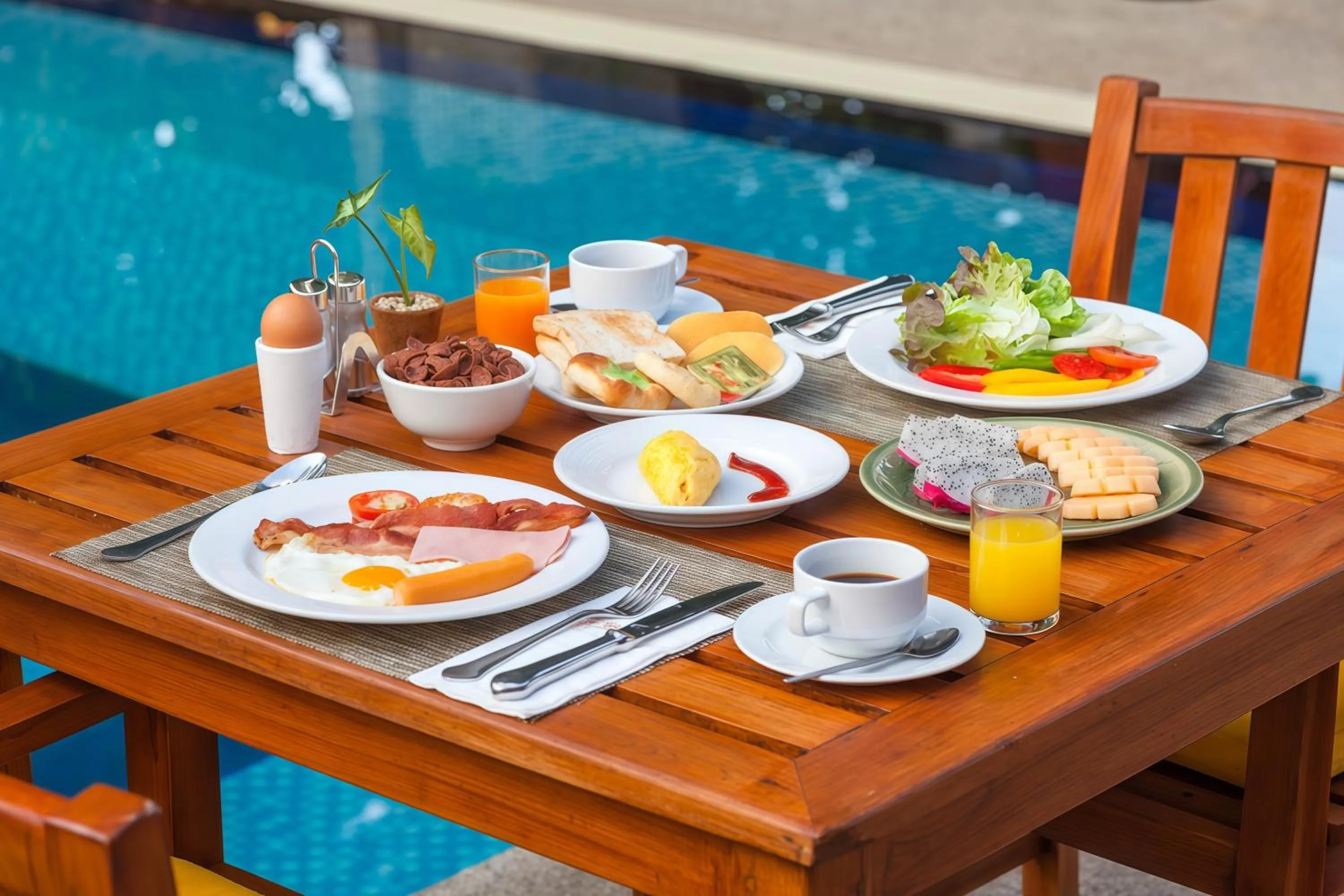 Food and drinks in Phuket Moonlit Bay Seaview Resort & Spa