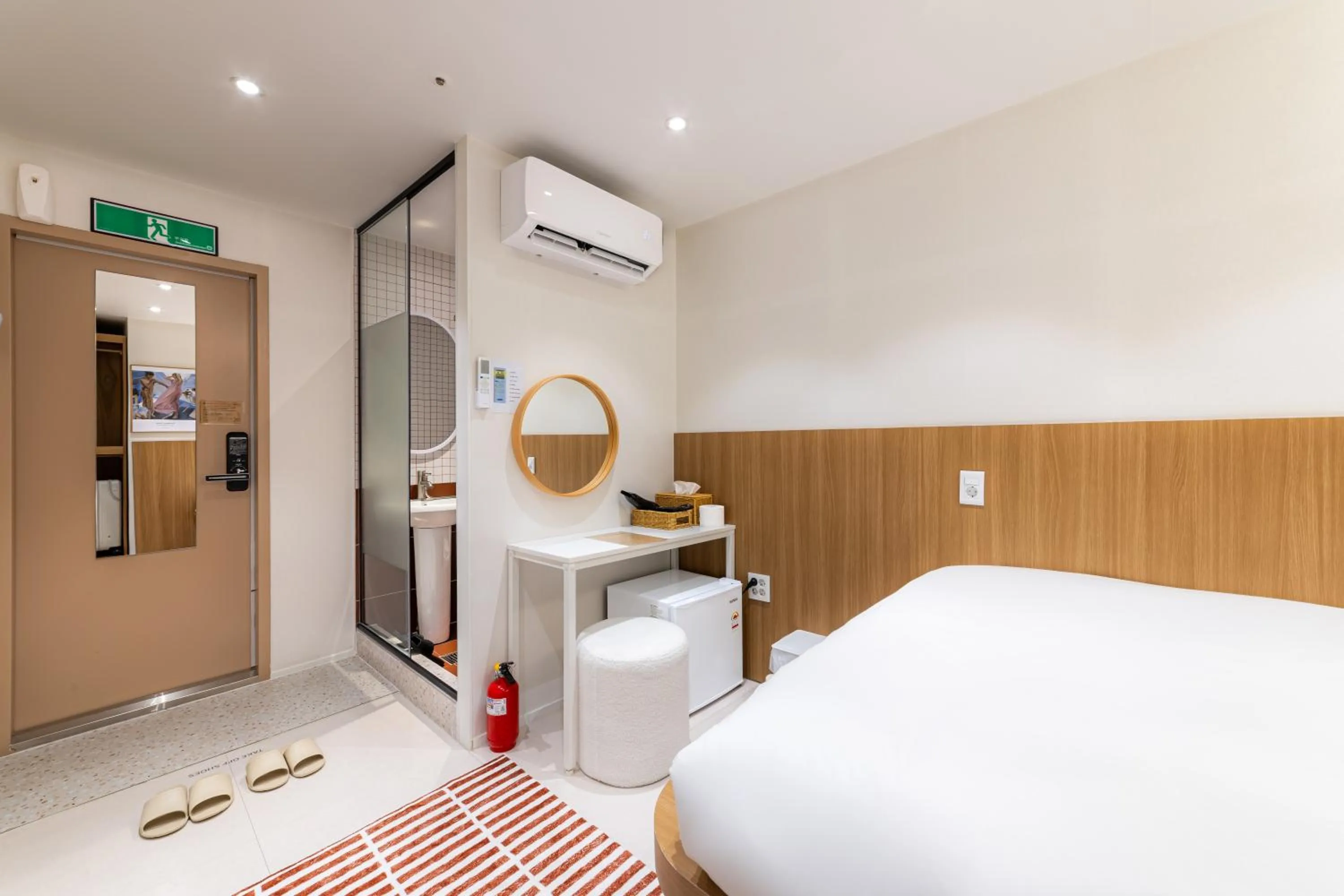 Photo of the whole room, Bed in Slowon Hongdae