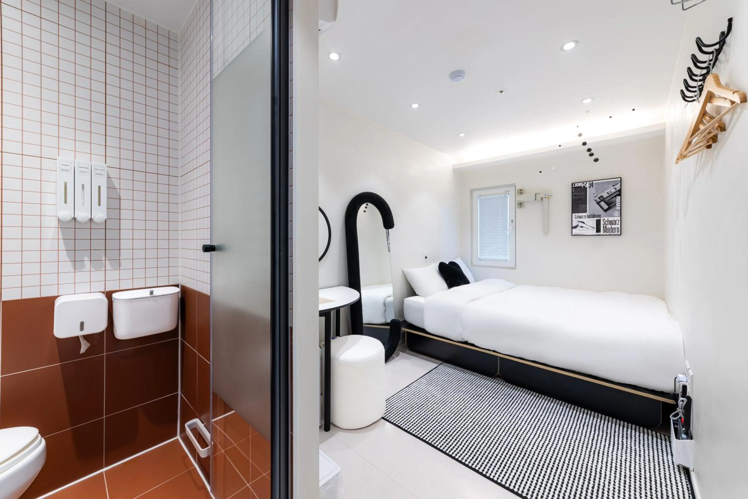 Toilet, Bed in Slowon Hongdae