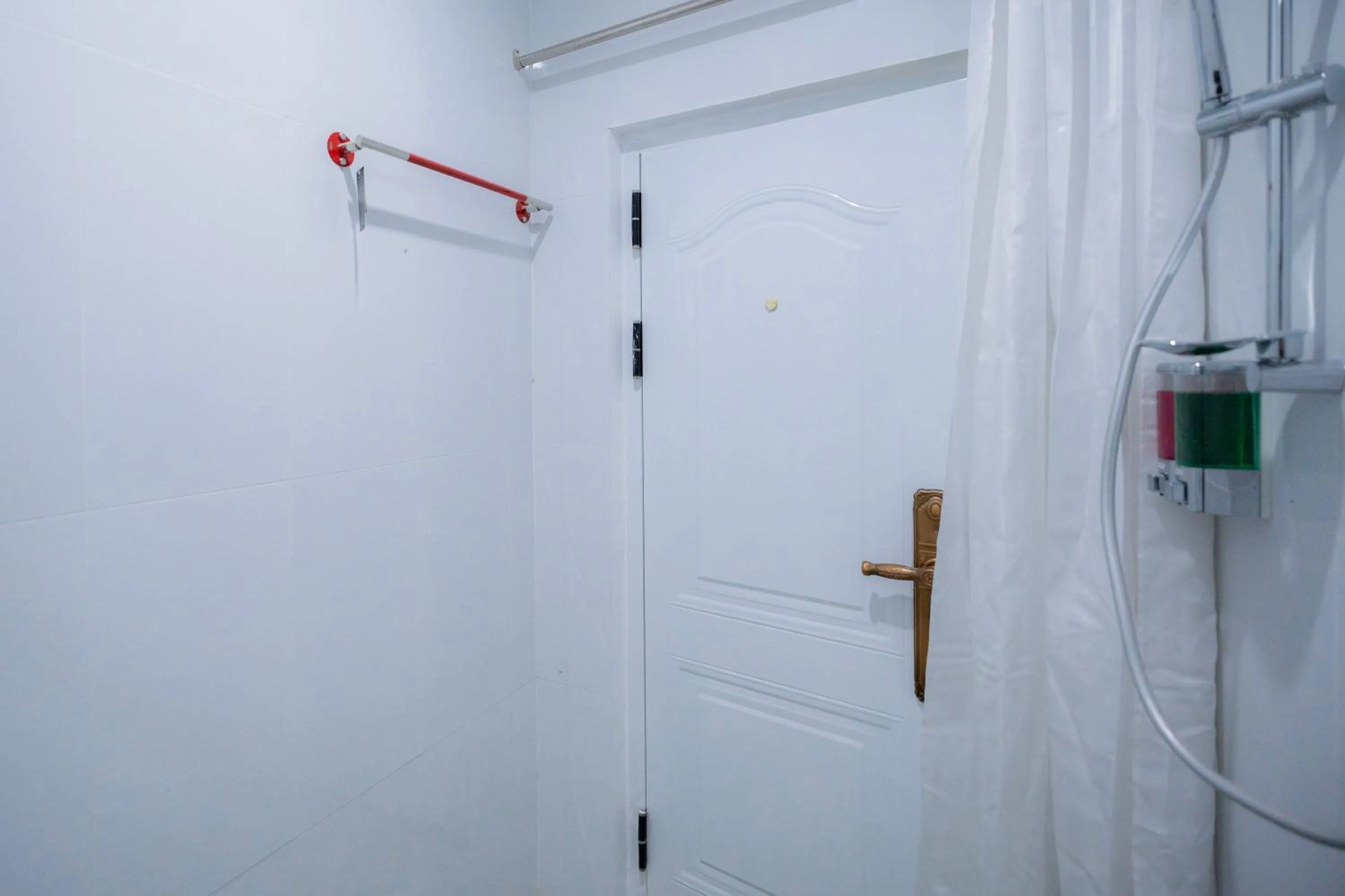 Shower in Bona Hotel