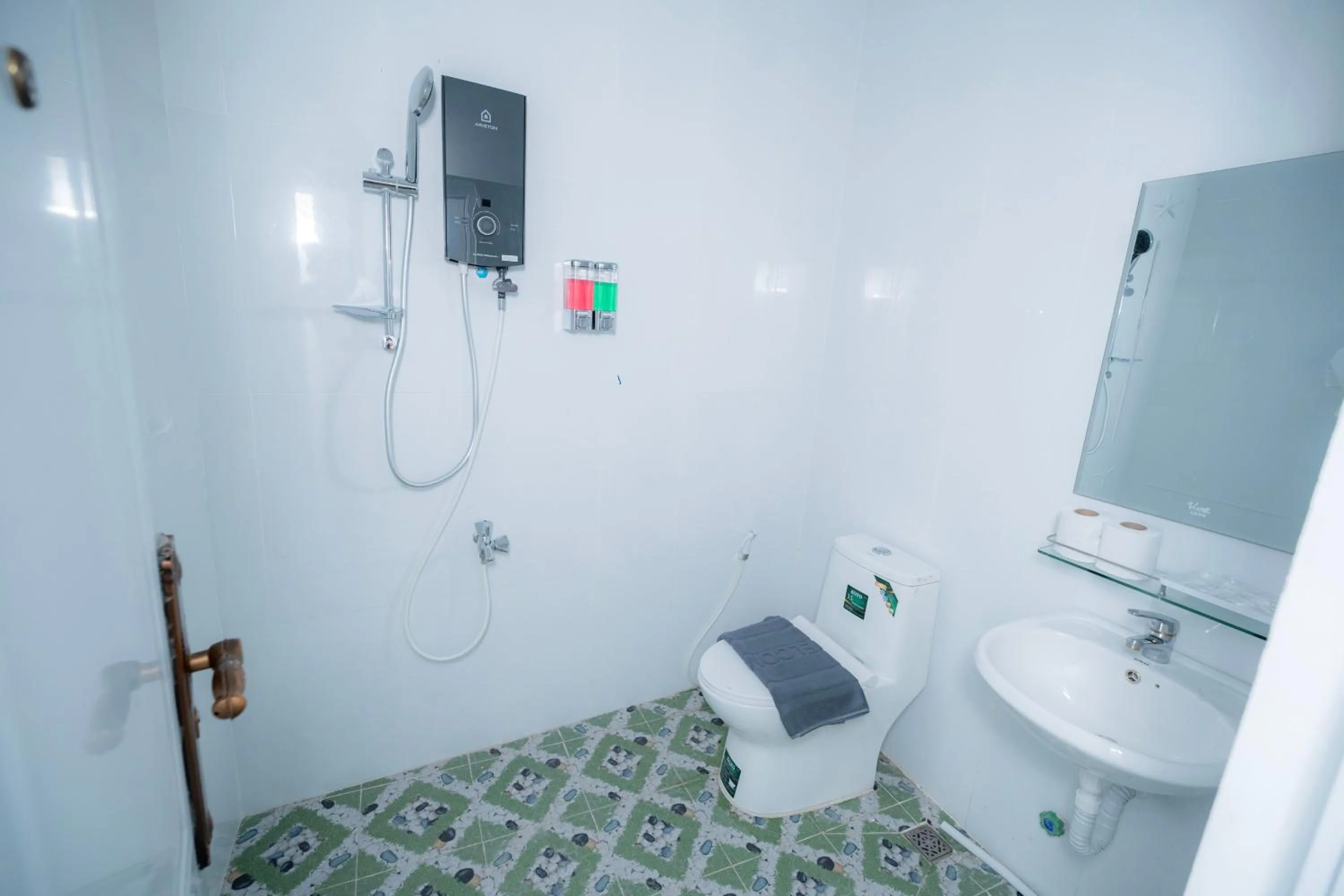 Shower in Bona Hotel