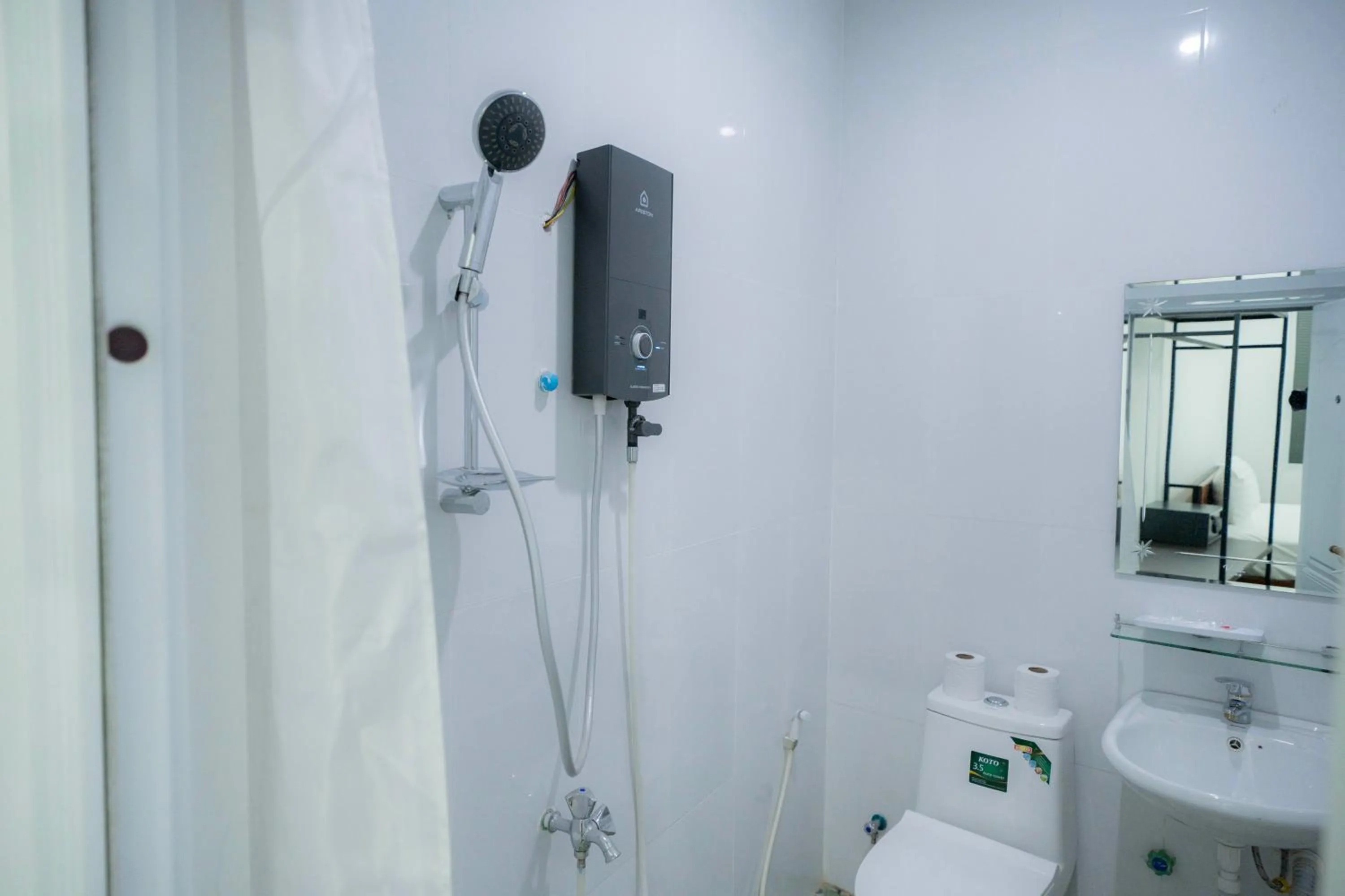 Shower in Bona Hotel