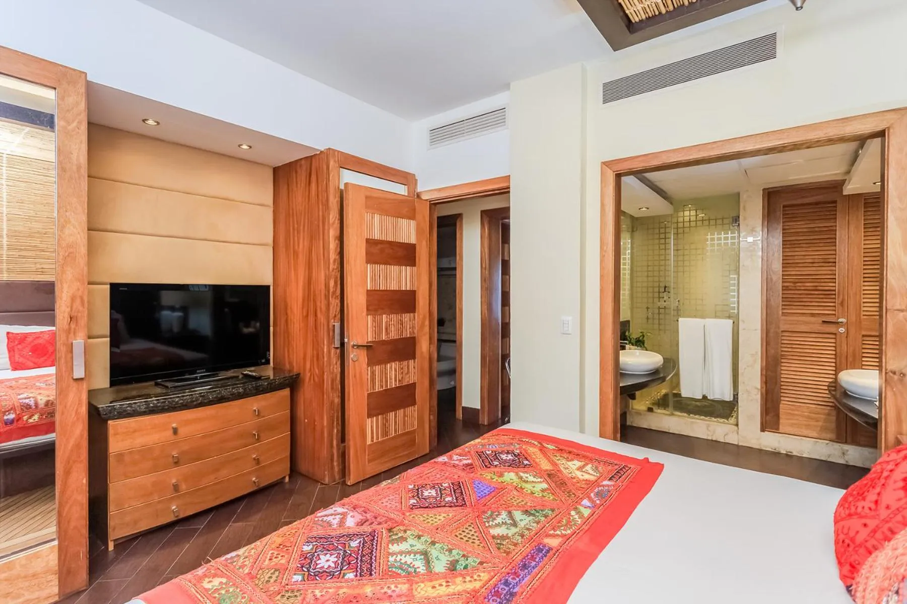 Toilet in Aldea Thai by Stella Rentals