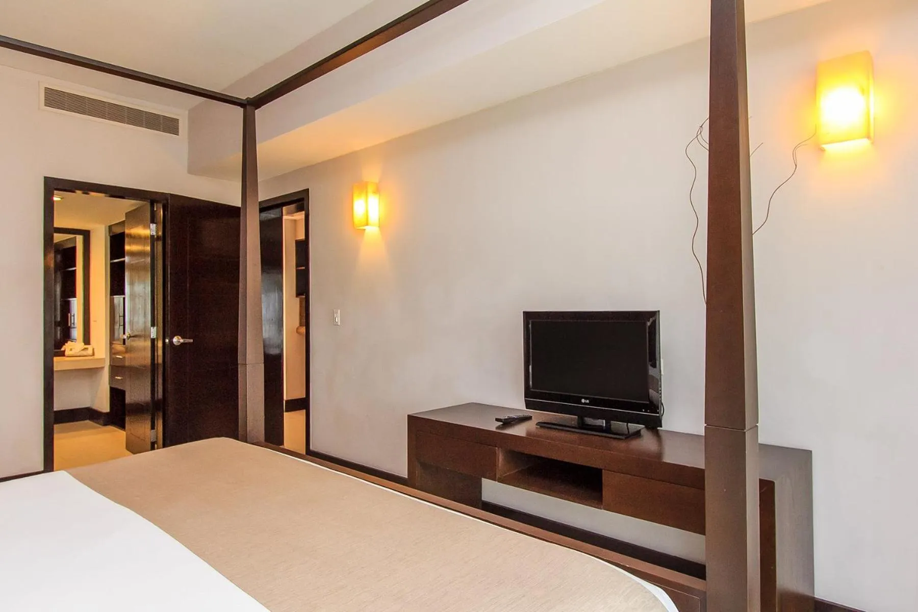 Communal lounge/ TV room, Bed in Aldea Thai by Stella Rentals