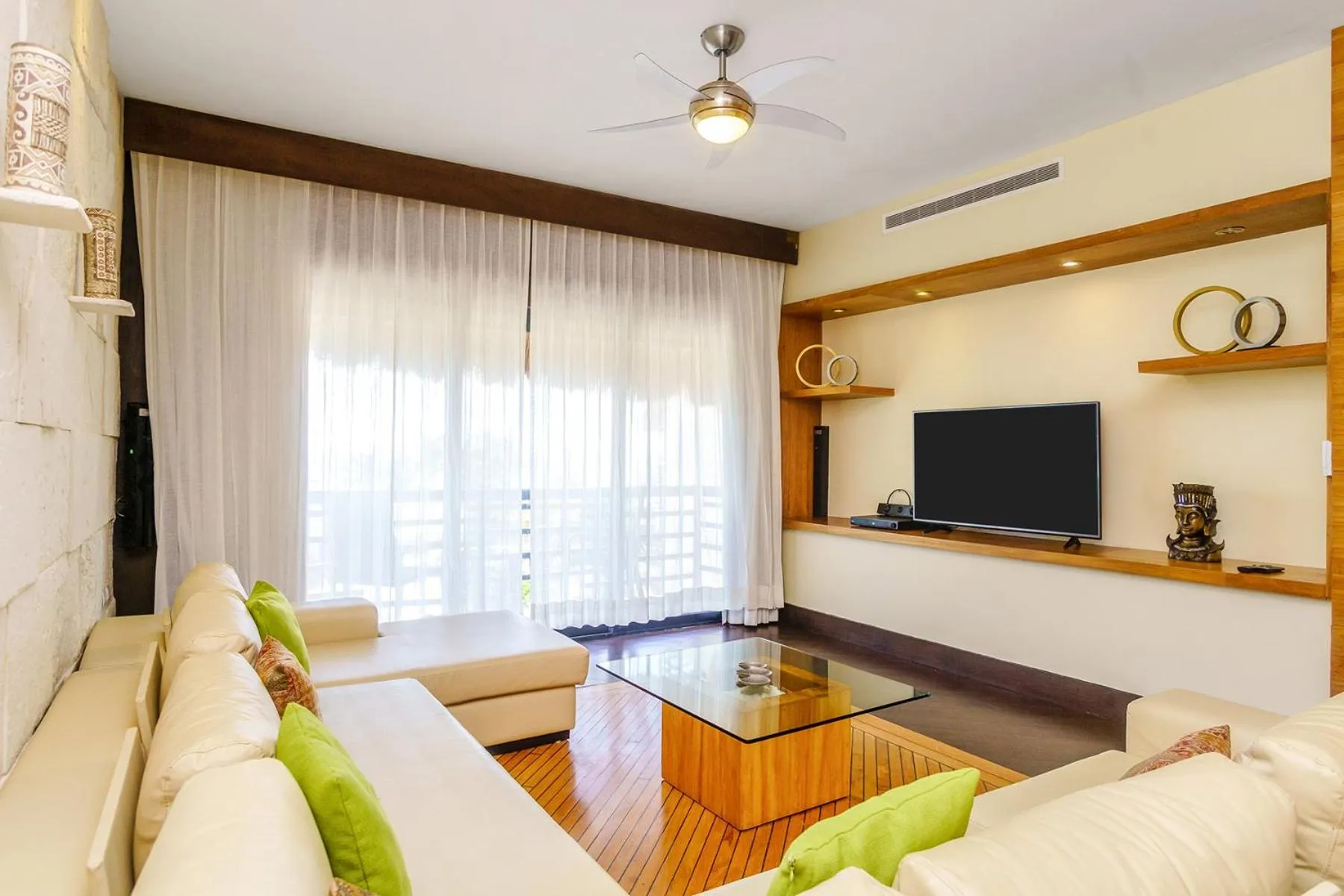 Communal lounge/ TV room in Aldea Thai by Stella Rentals