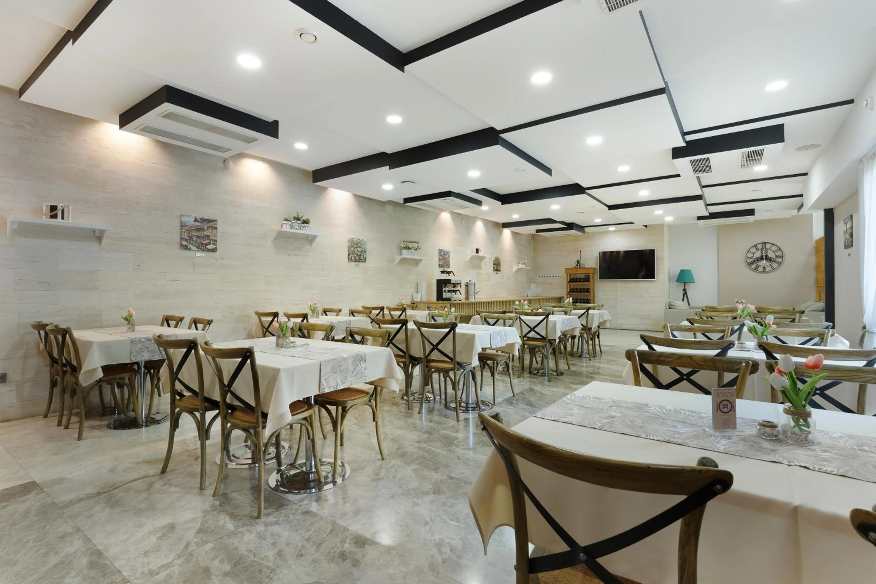 Restaurant/places to eat in Iveria Inn Hotel