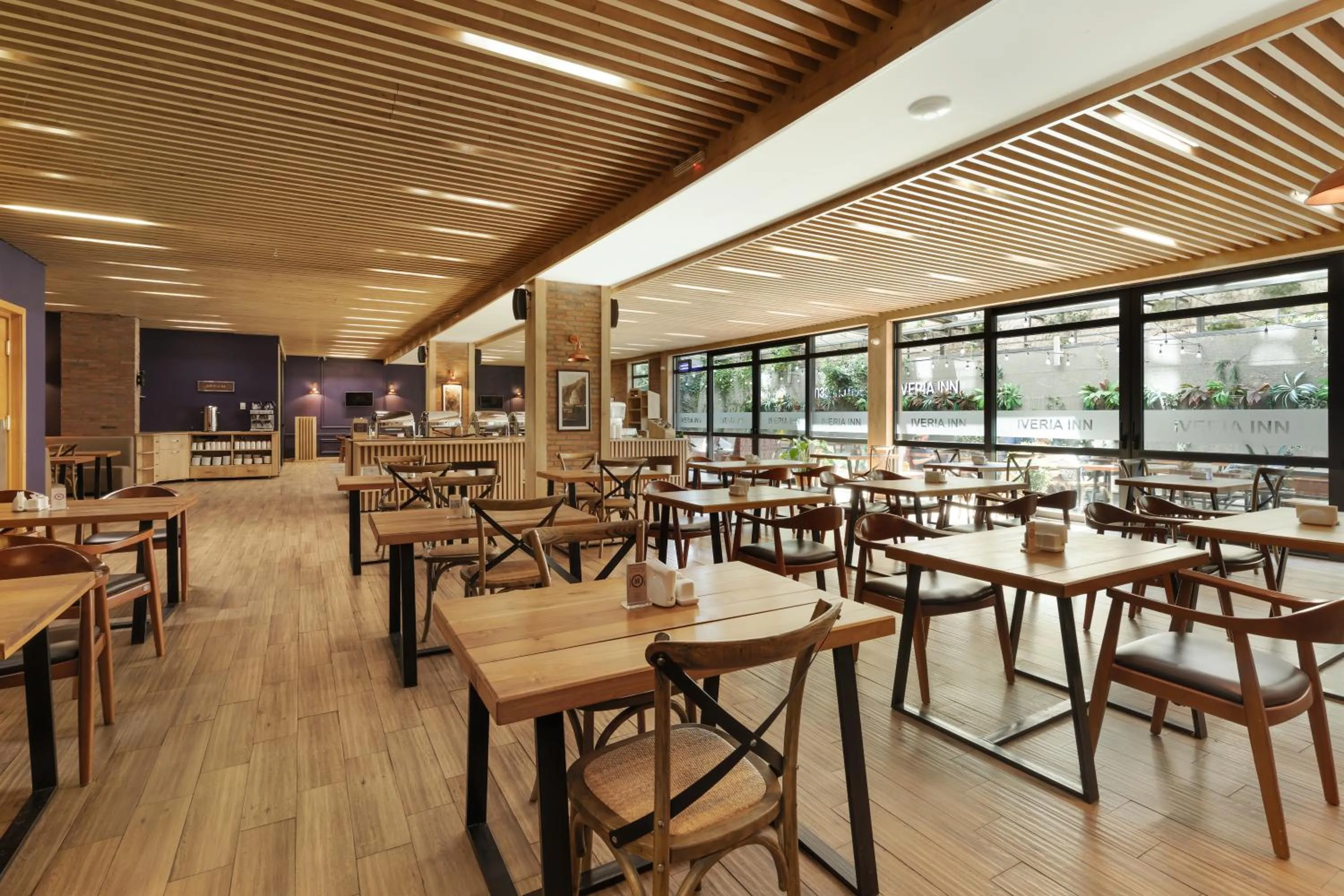 Restaurant/places to eat in Iveria Inn Hotel