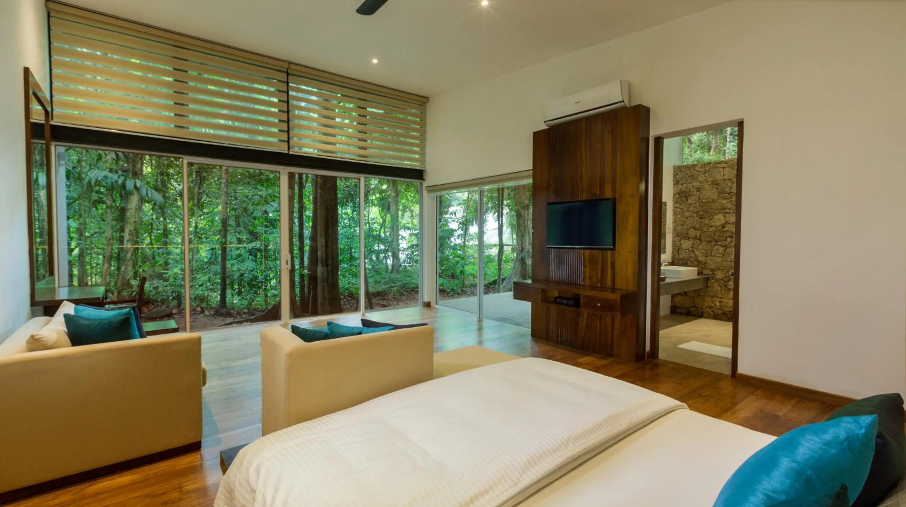 Photo of the whole room, Bed in Palmstone Retreat