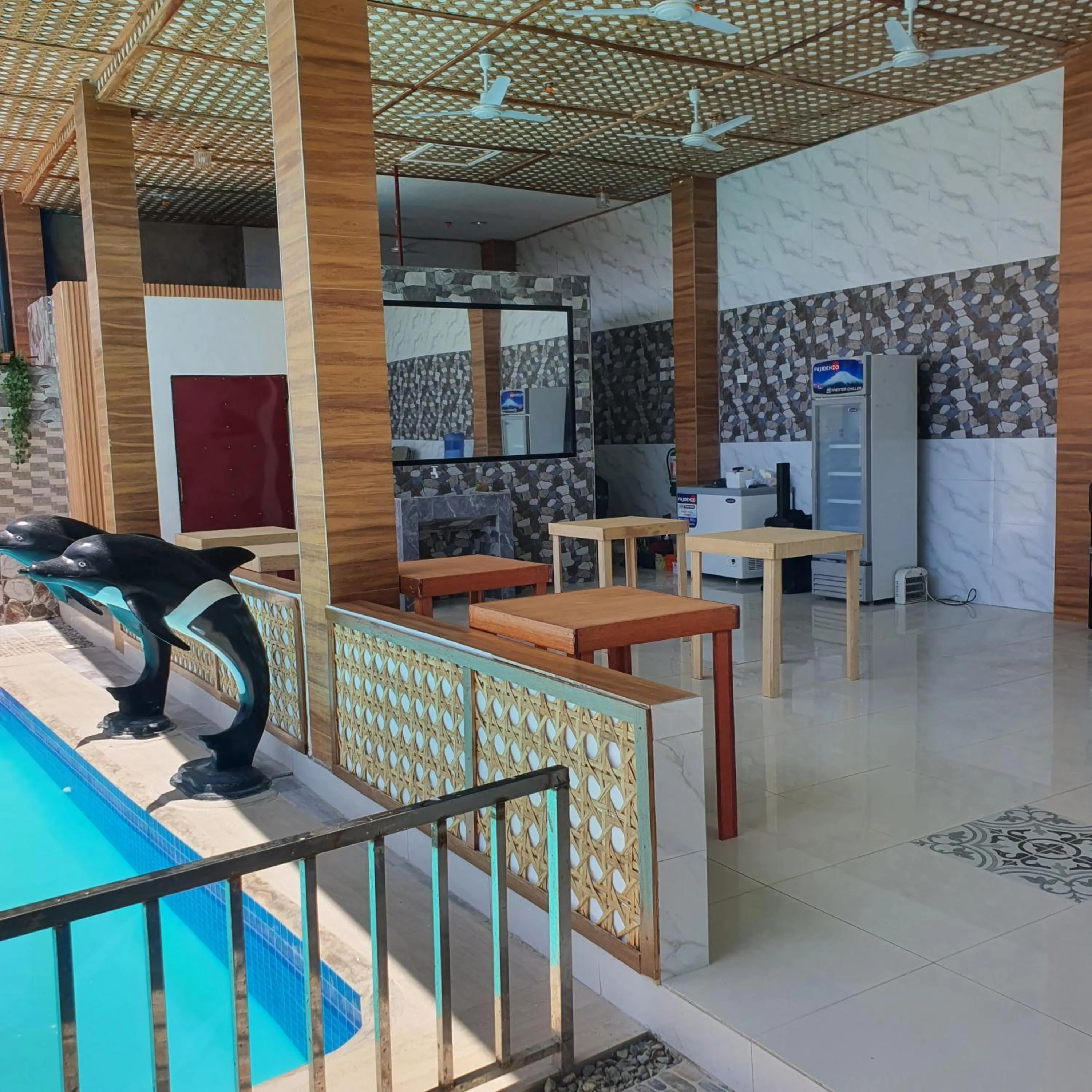 Restaurant/places to eat in AOSMECPoolCamp Hotel