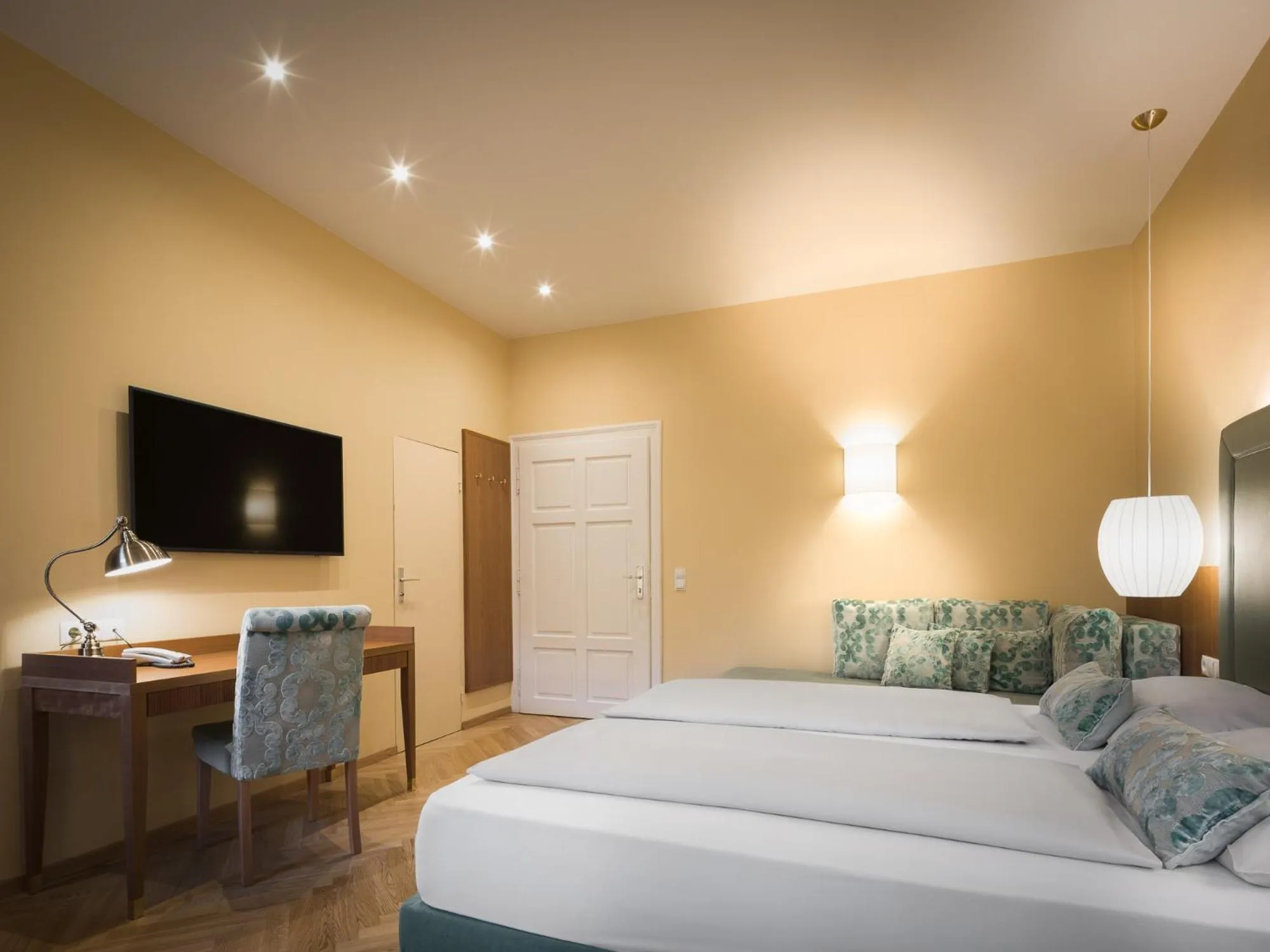 Communal lounge/ TV room, Bed in Villa Bavaria