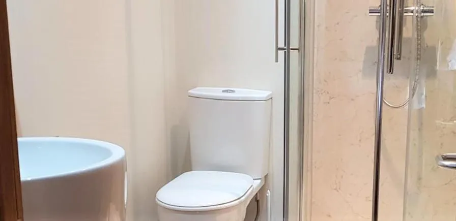 Bathroom in The Harbour House Sea Front Hotel