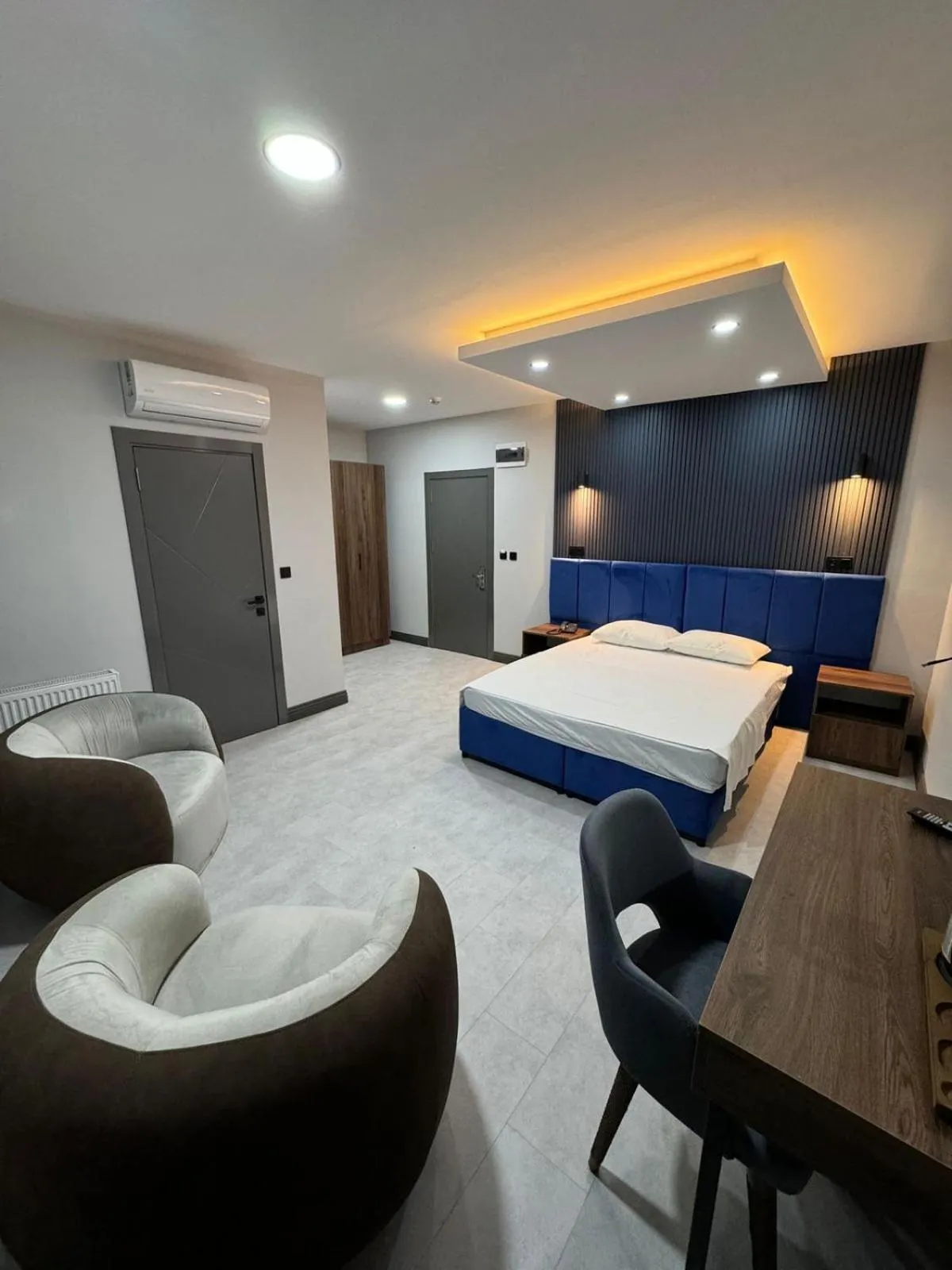 Photo of the whole room, Bed in Trio Palace