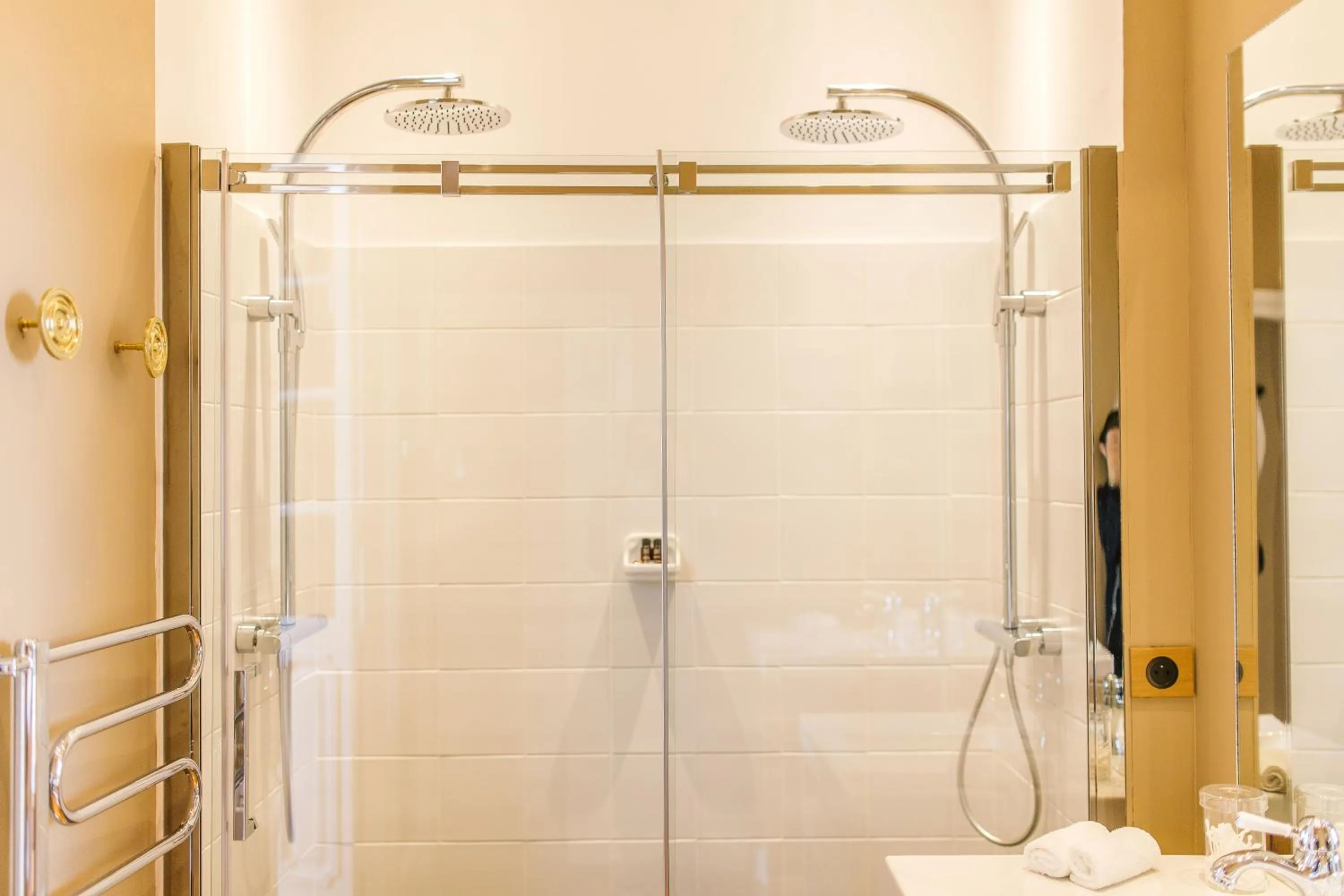 Shower, Bathroom in La Course