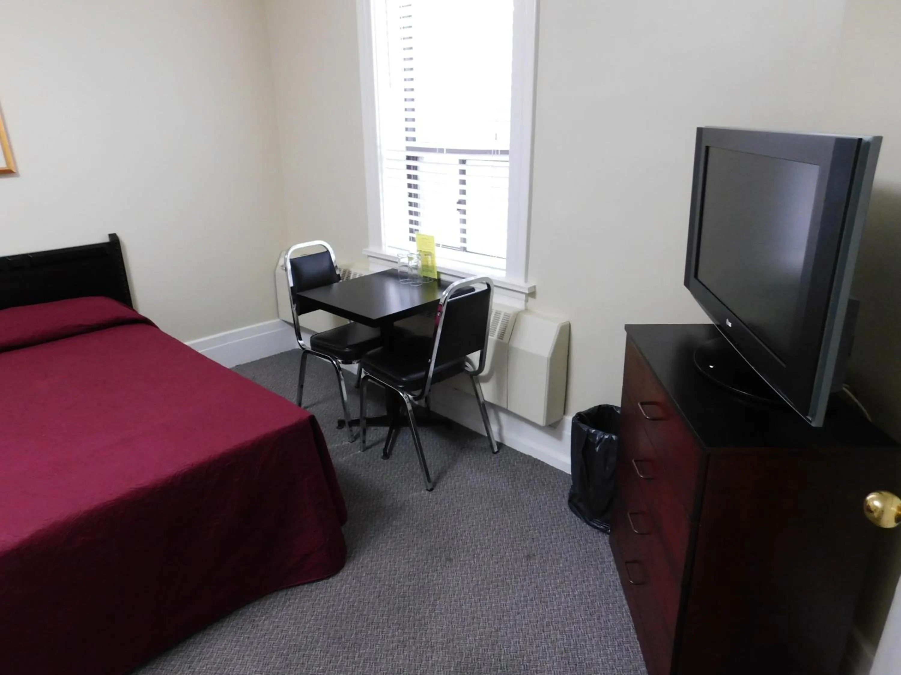 Bedroom, Bed in Filmores Hotel