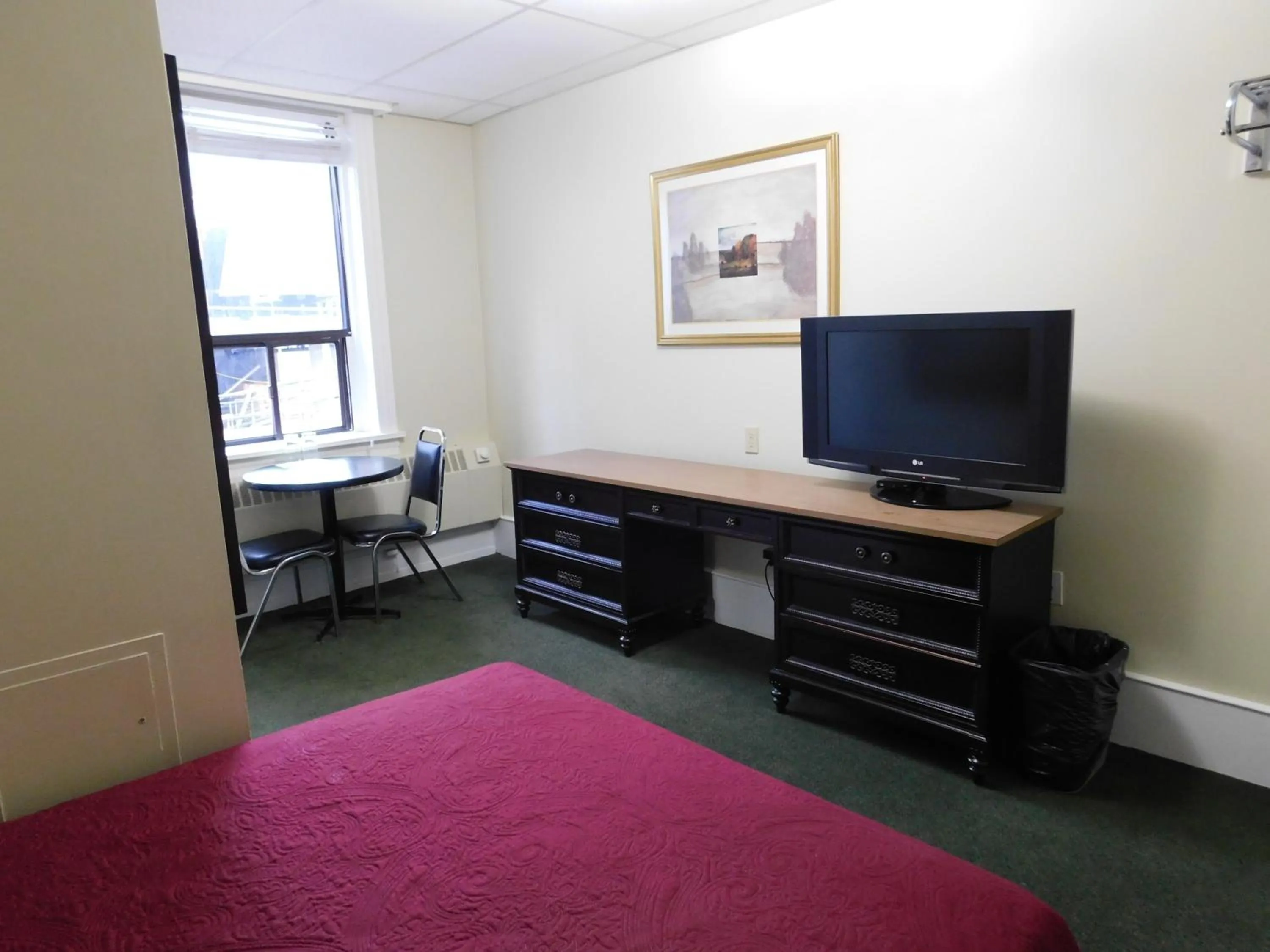 Bedroom, Bed in Filmores Hotel