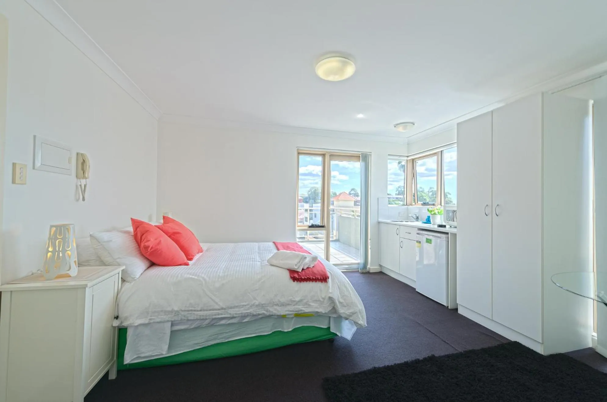 Kitchen or kitchenette, Bed in Cityview Studio Accommodation