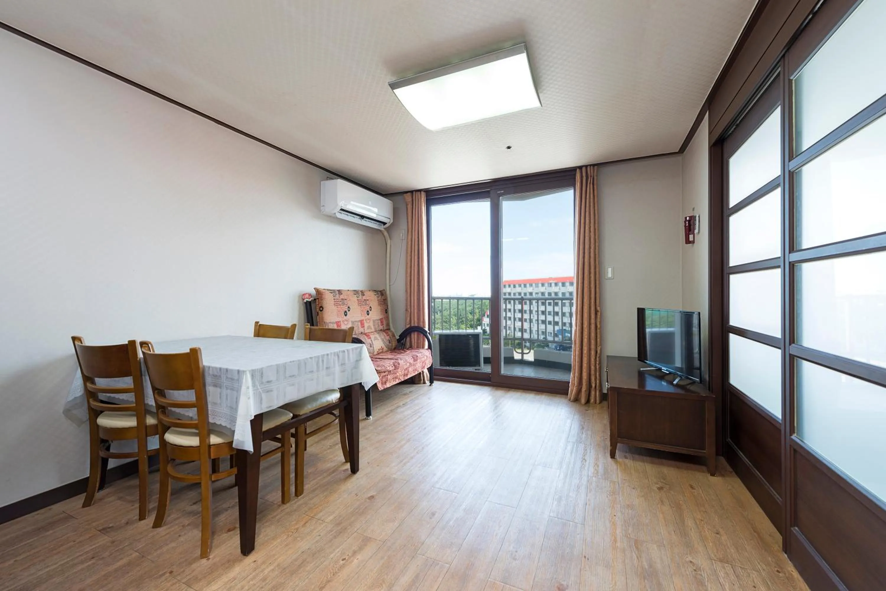 Communal lounge/ TV room in Hyundai Soo Resort Sokcho