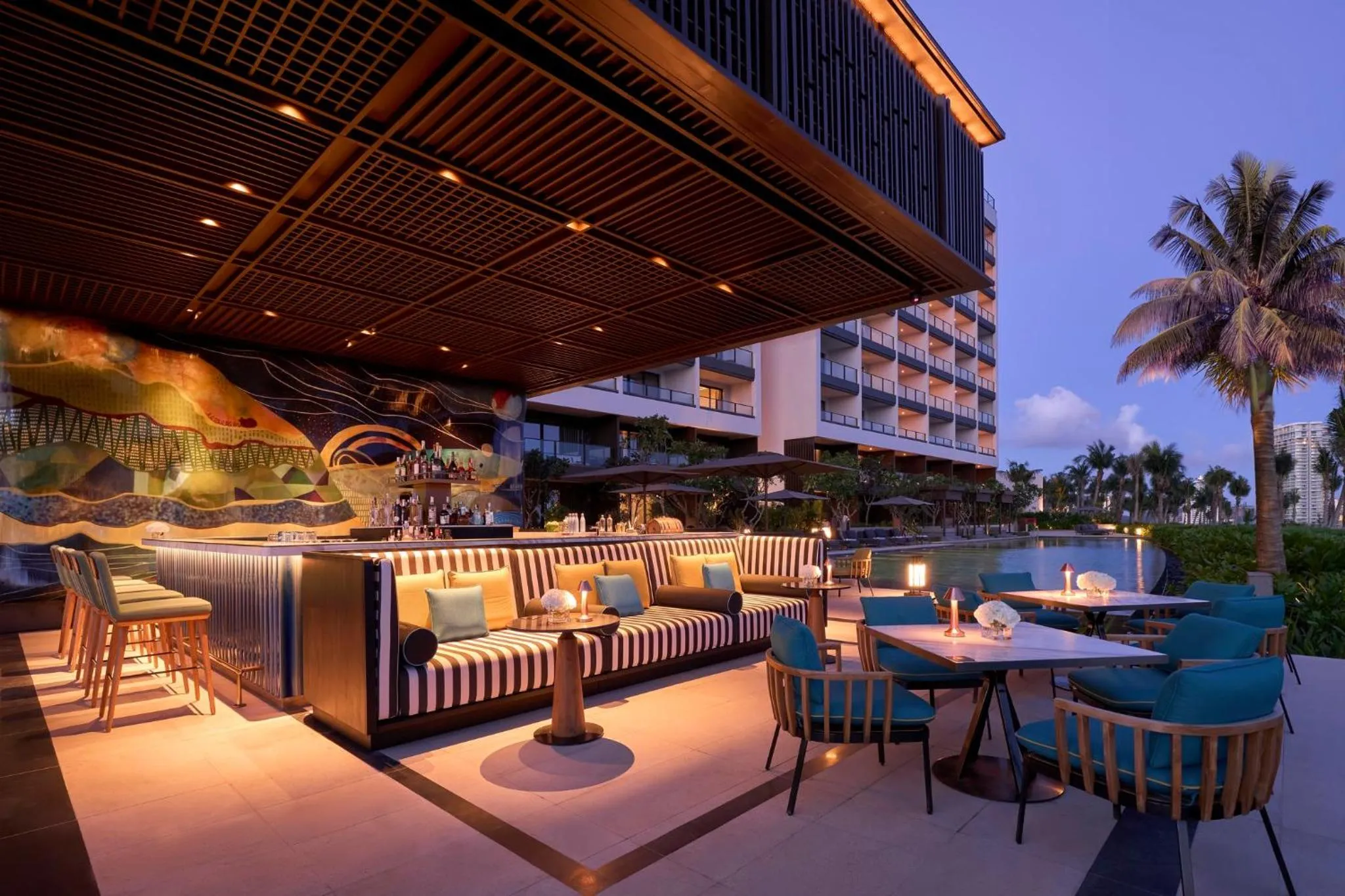 Lounge or bar in InterContinental Halong Bay Resort by IHG