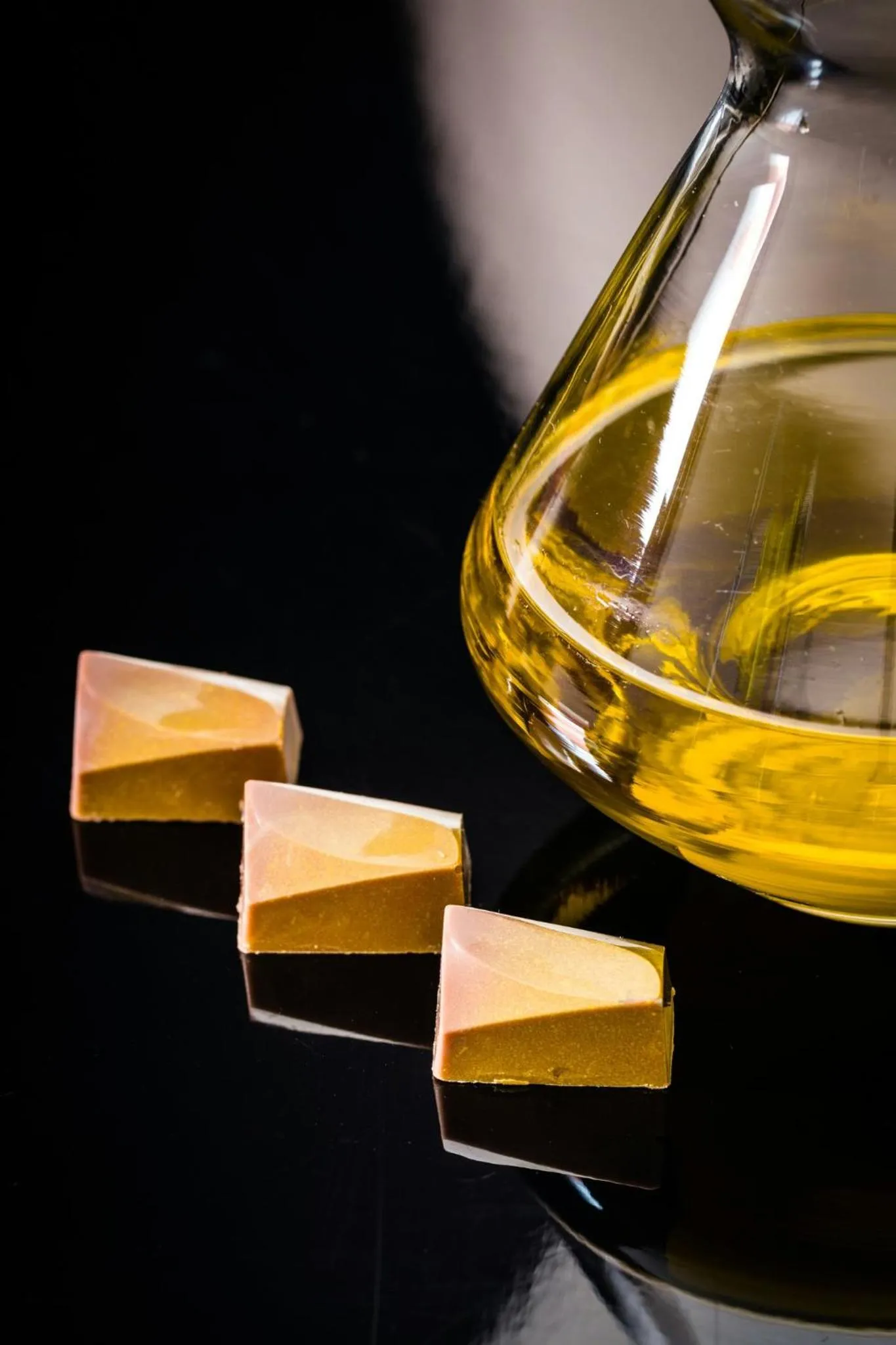 Lounge or bar in InterContinental Halong Bay Resort by IHG