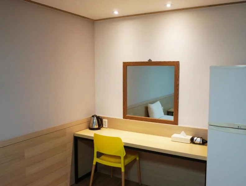 Coffee/tea facilities, TV/Entertainment Center in Benikea  The Jeju Resort