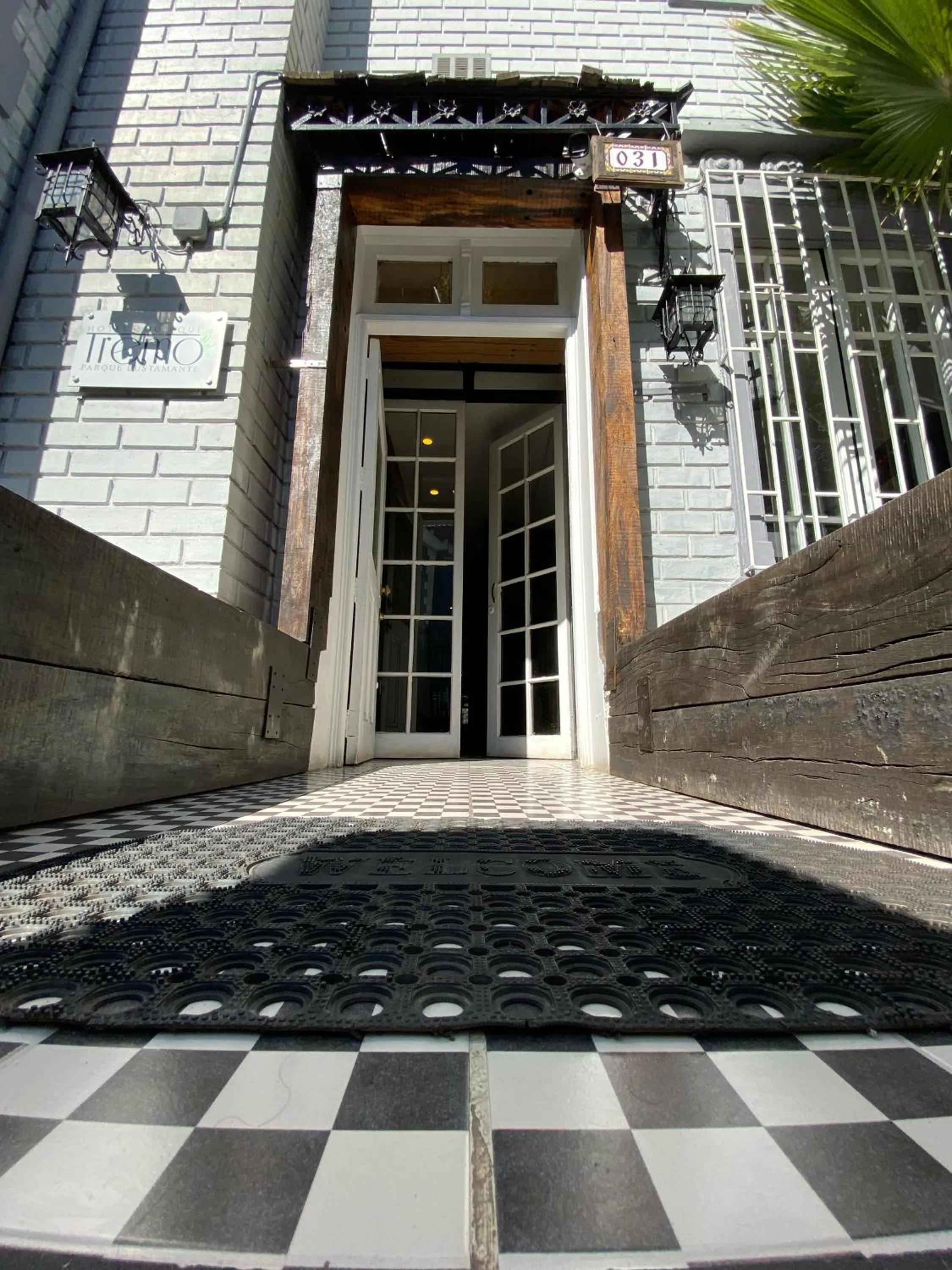 Facade/entrance in Tremo Bustamante