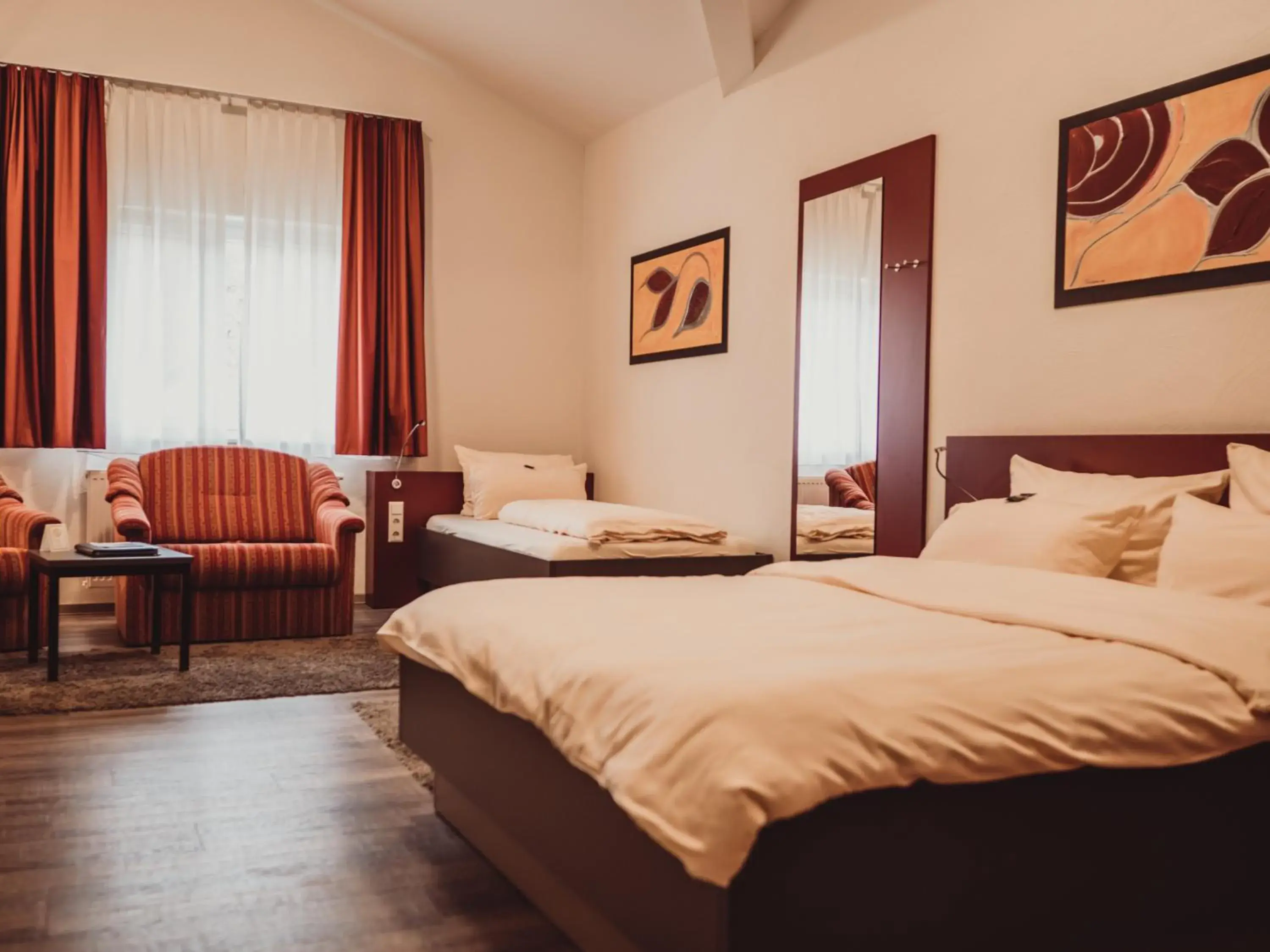 Large Single Room - single occupancy in Hotel Gutshof Herborn Large Single Room - single occupancy in Hotel Gutshof Herborn