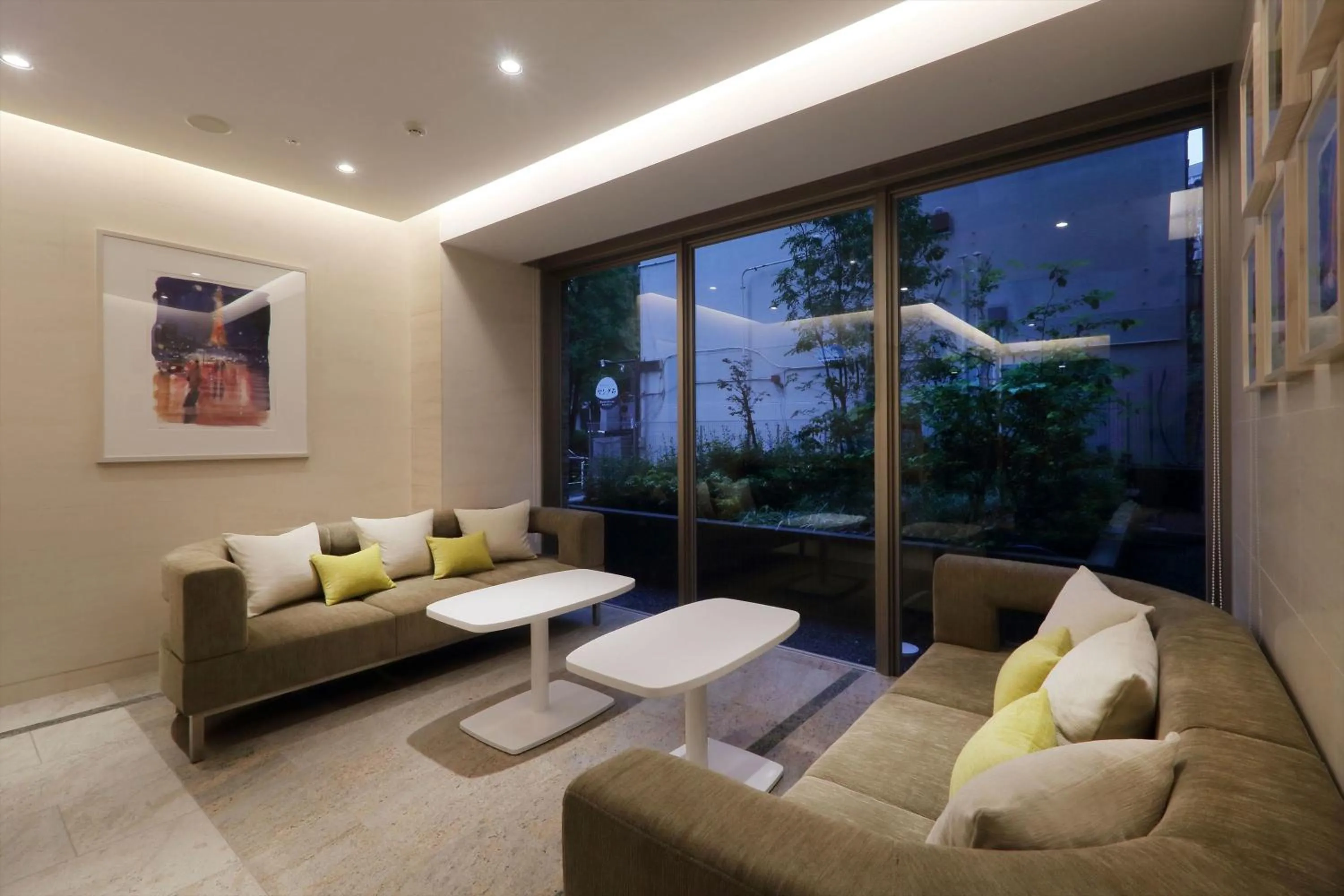 Communal lounge/ TV room in Keio Presso Inn Akasaka