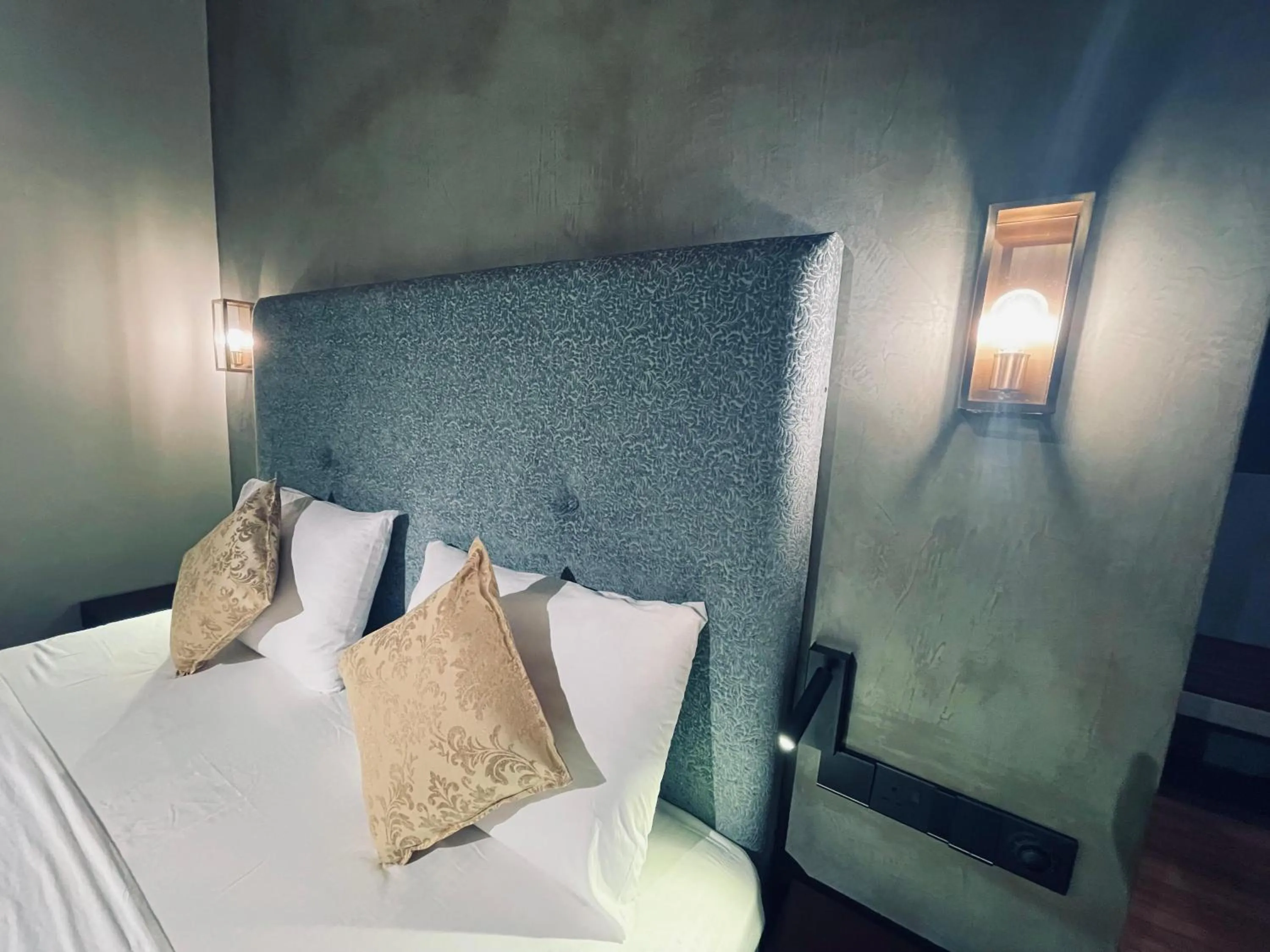 Bed in Hidden Negombo By Sana's