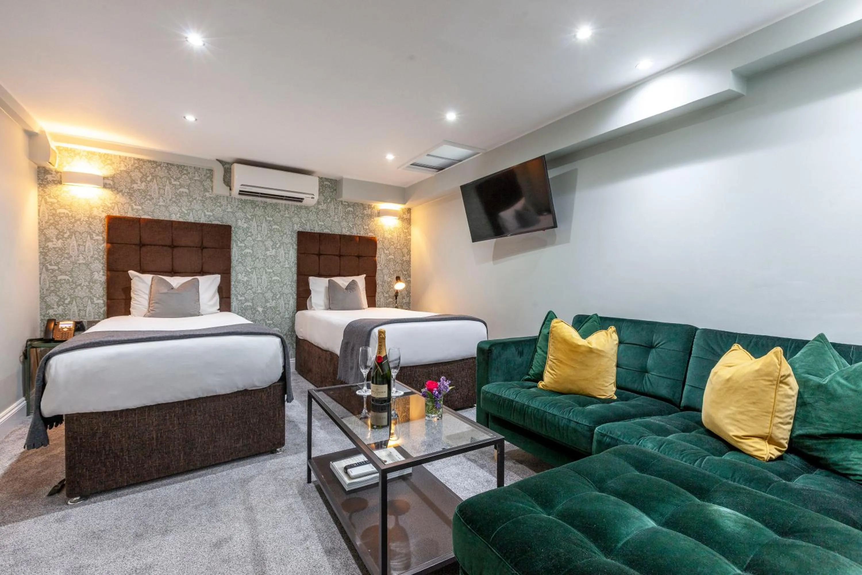 Bedroom, Bed in Hotel Shepherds Bush London