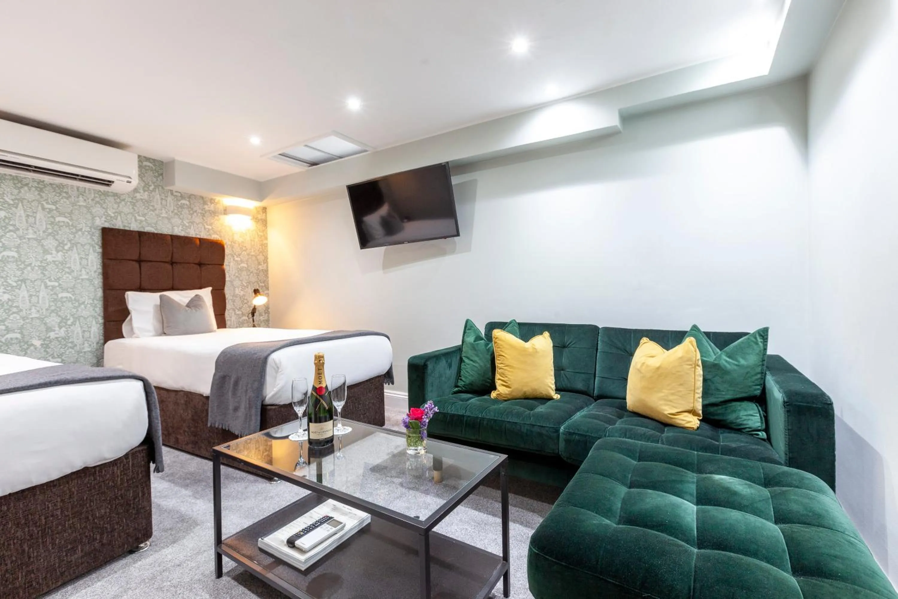 Bedroom, Bed in Hotel Shepherds Bush London