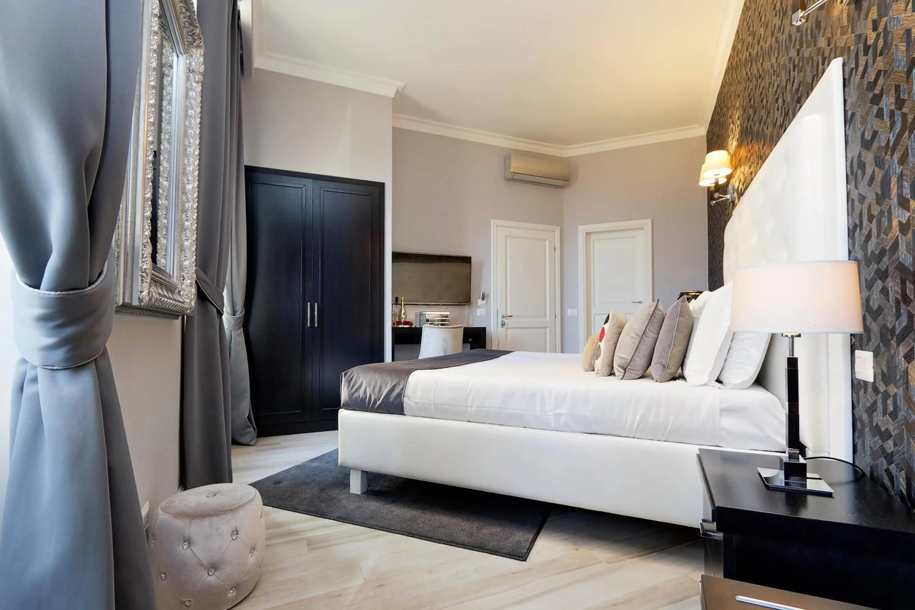Photo of the whole room, Bed in Sistina Twentythree luxury rooms