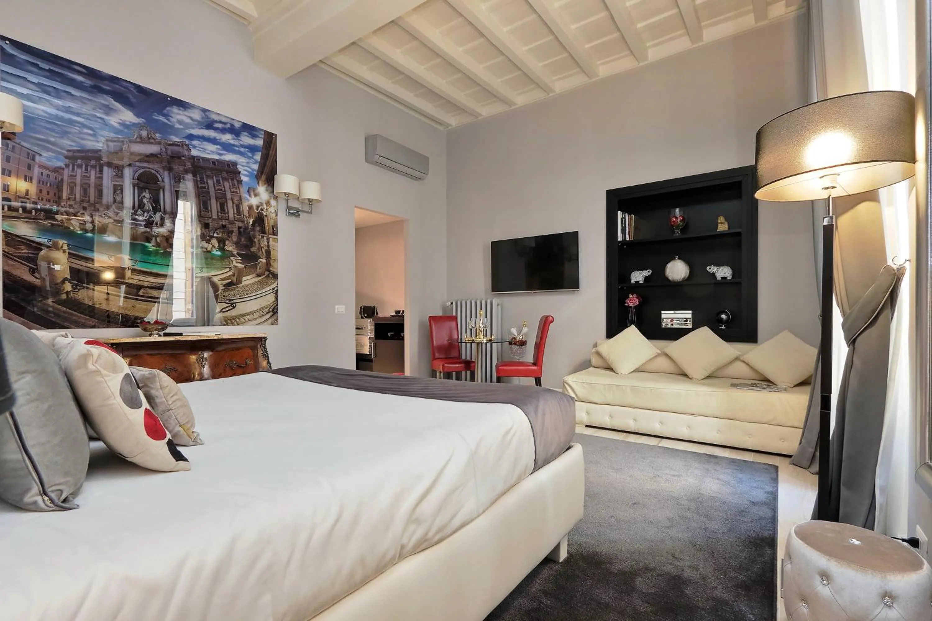 Photo of the whole room, Bed in Sistina Twentythree luxury rooms