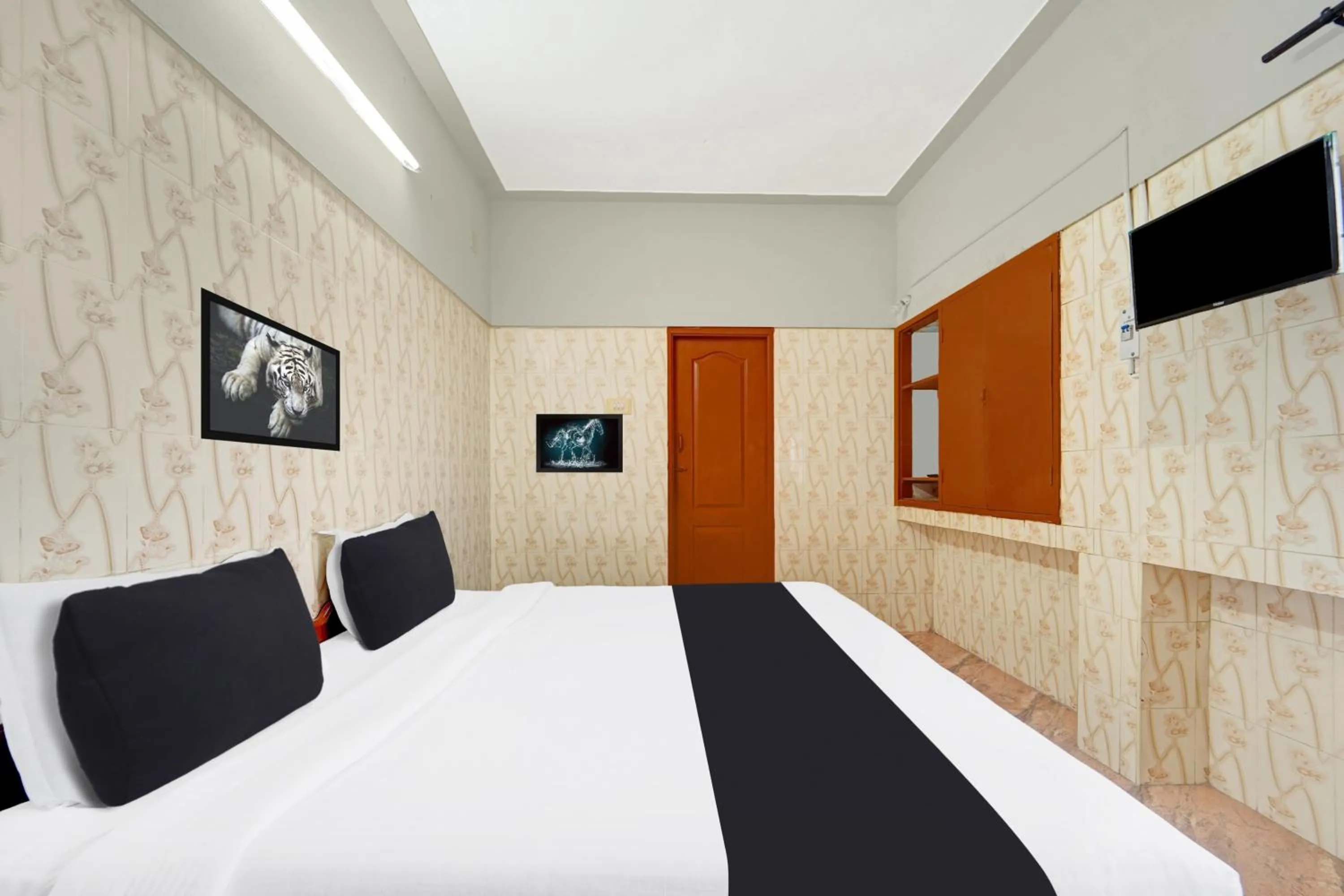 Bedroom, Bed in Hotel O Tiruppur Near Railway station