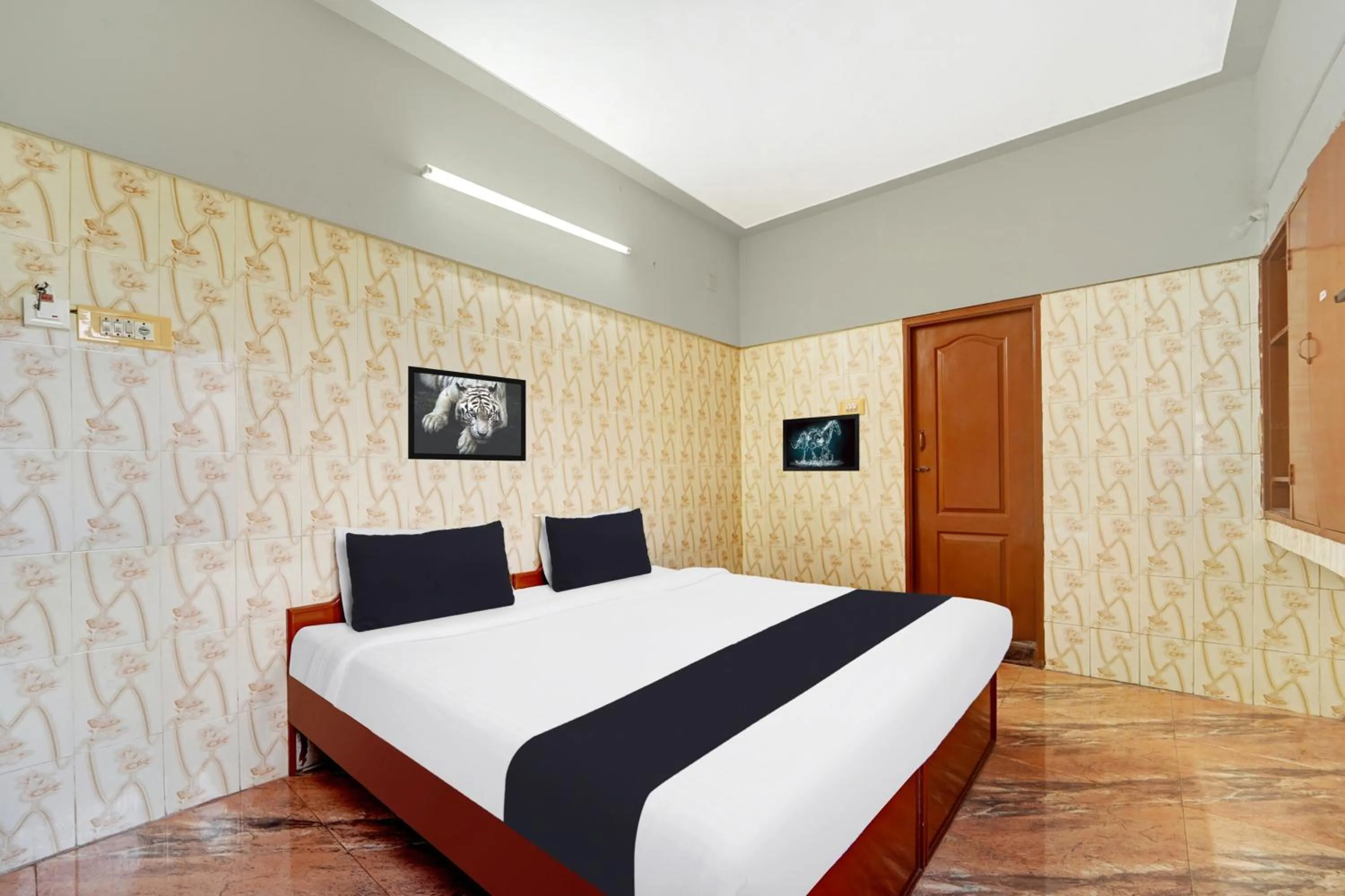 Bedroom, Bed in Hotel O Tiruppur Near Railway station