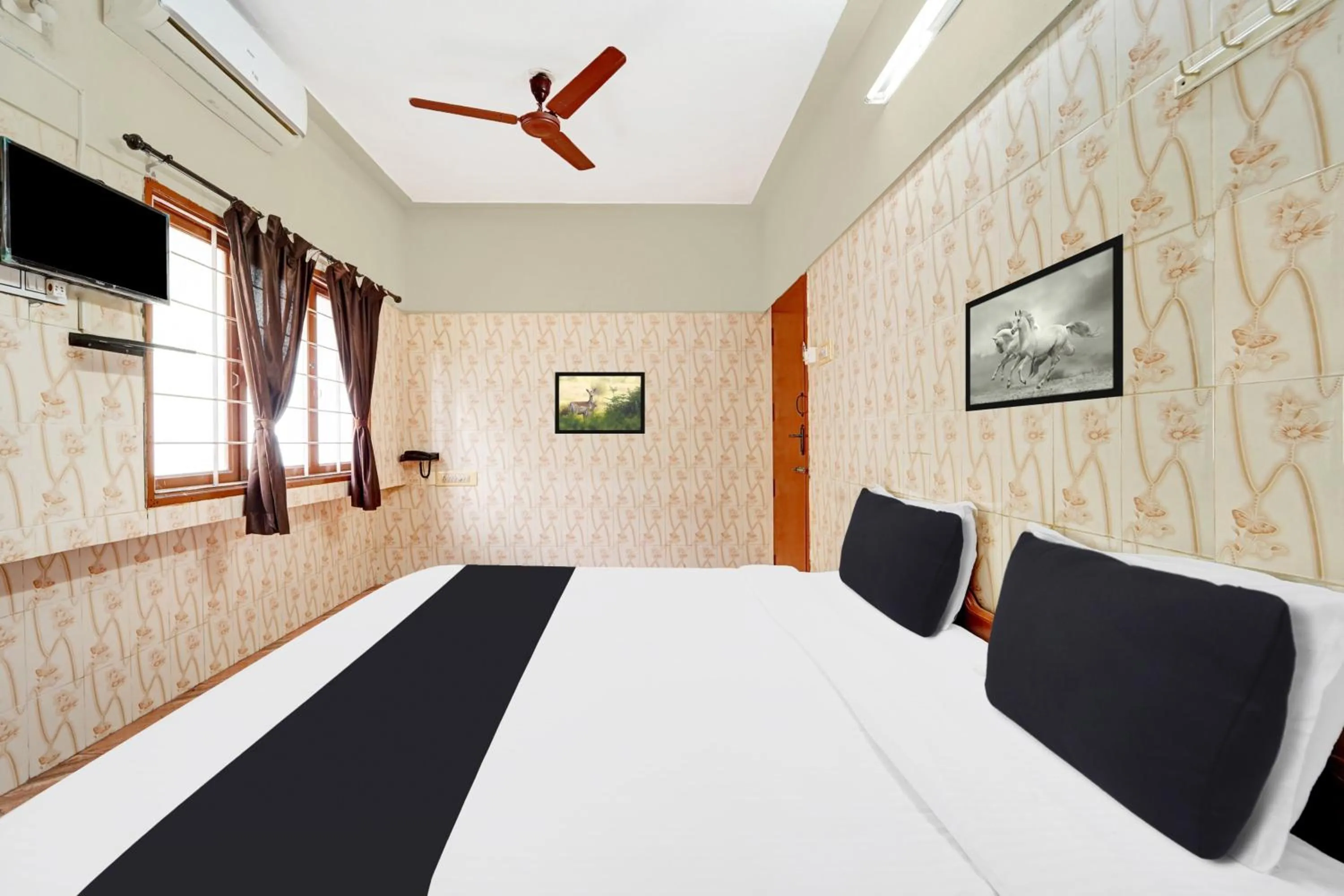 Bedroom, Bed in Hotel O Tiruppur Near Railway station