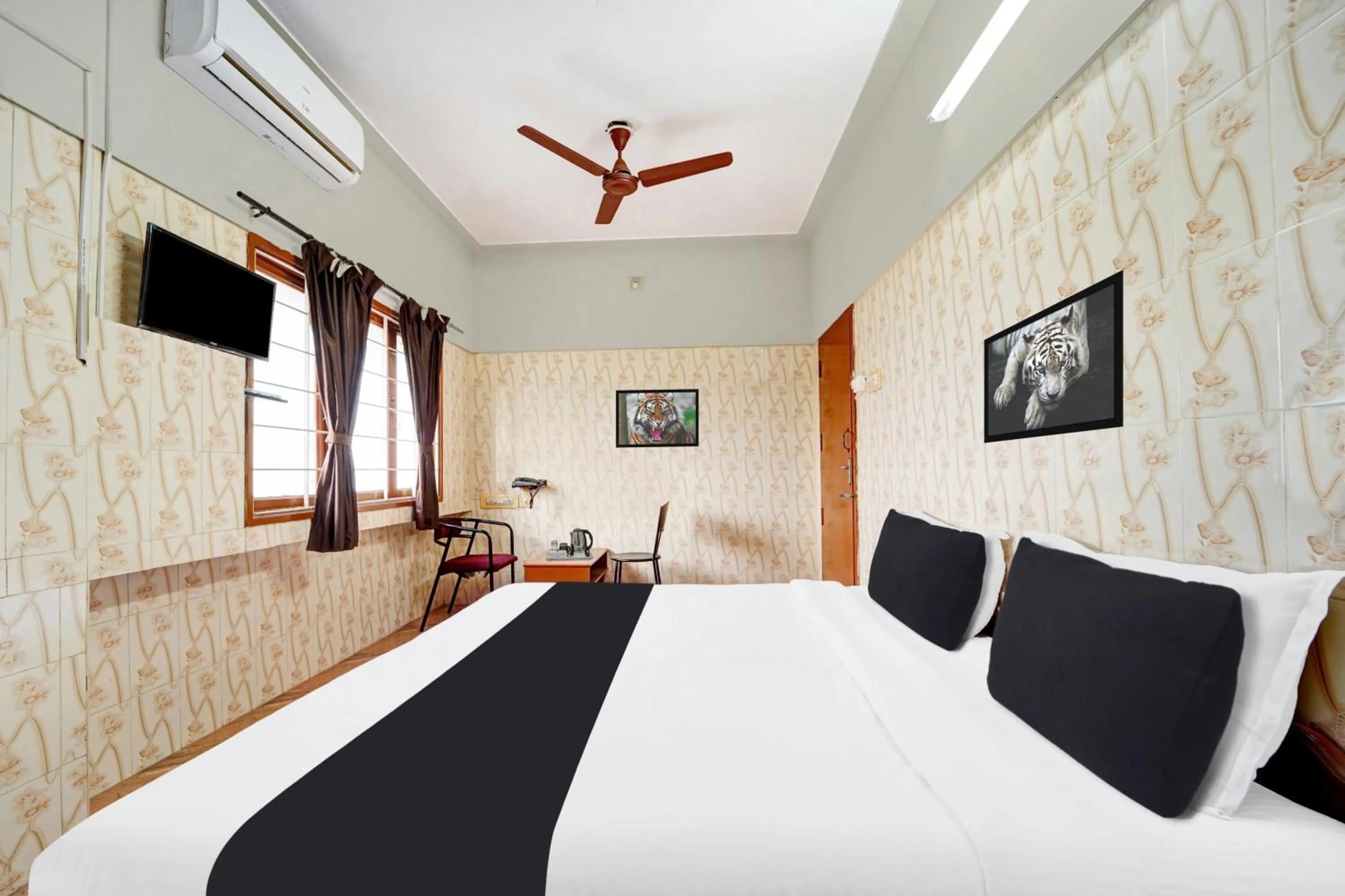 Bedroom, Bed in Hotel O Tiruppur Near Railway station
