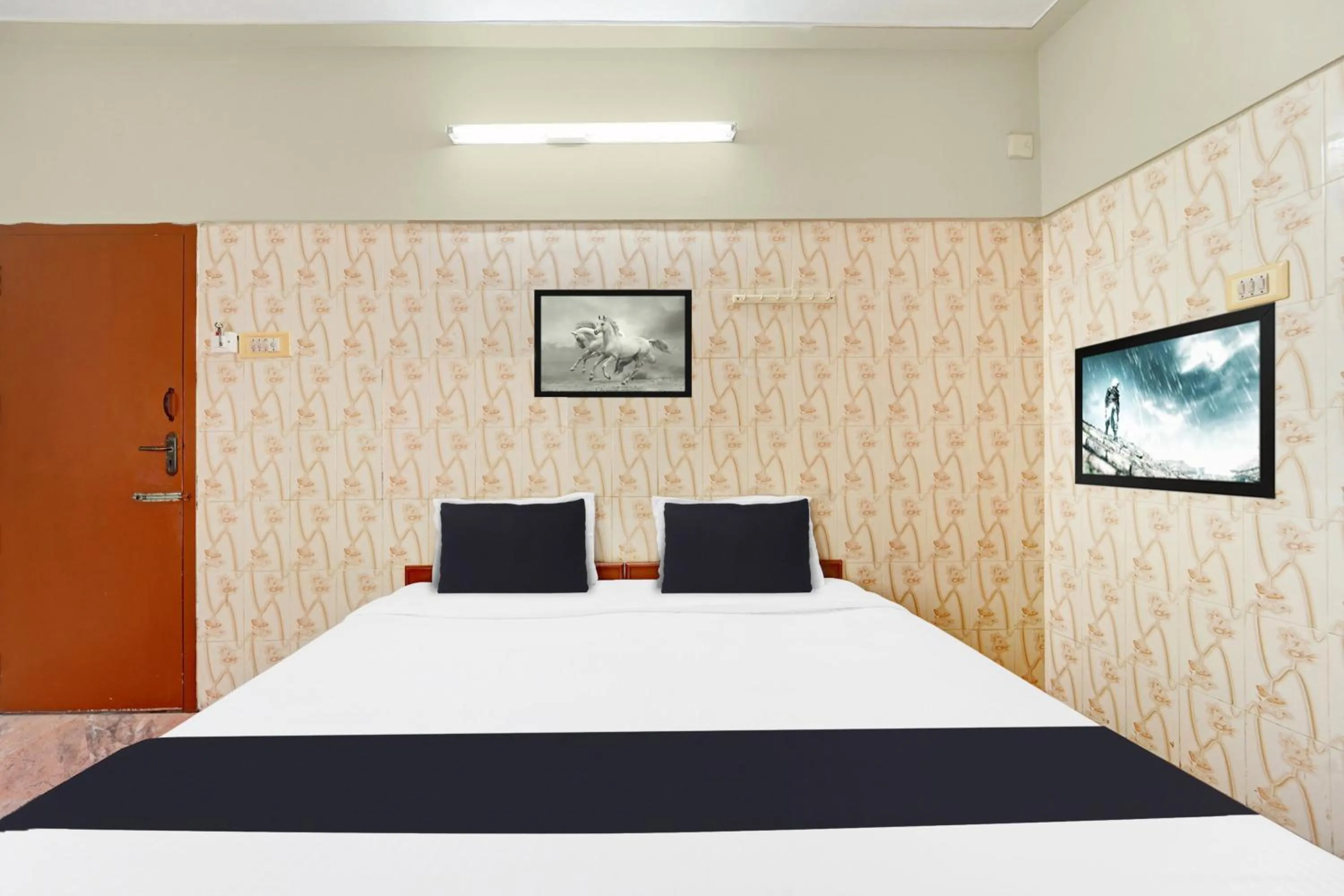 Bedroom, Bed in Hotel O Tiruppur Near Railway station