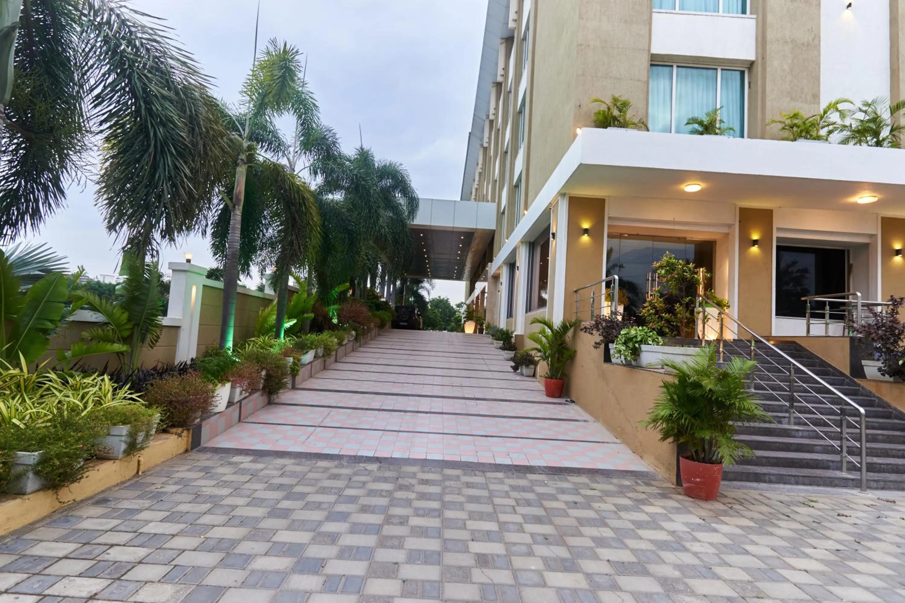 Facade/entrance in Tania President Inn