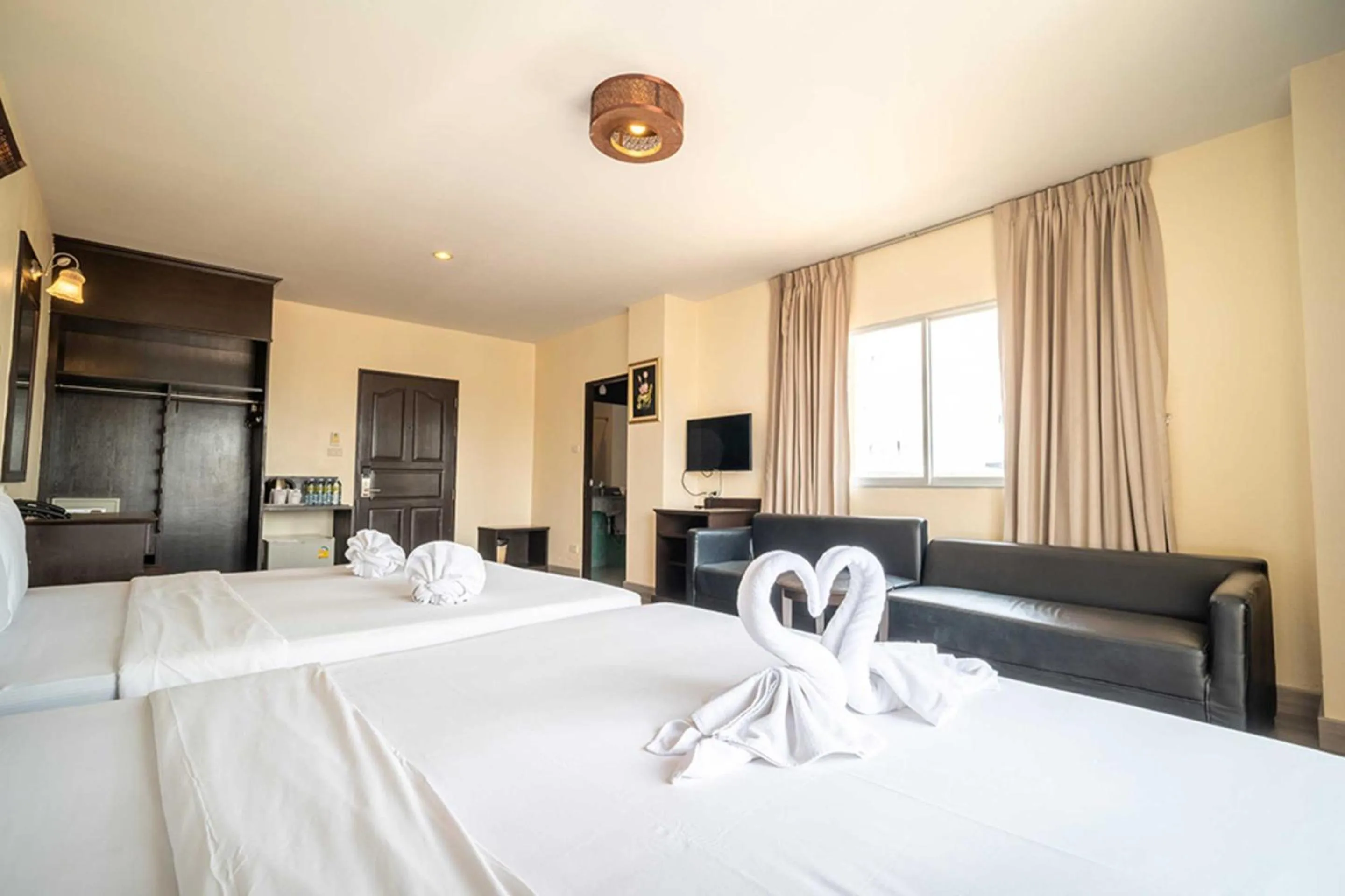 Bedroom, Bed in Dancenter Luxury Underwater World Pattaya