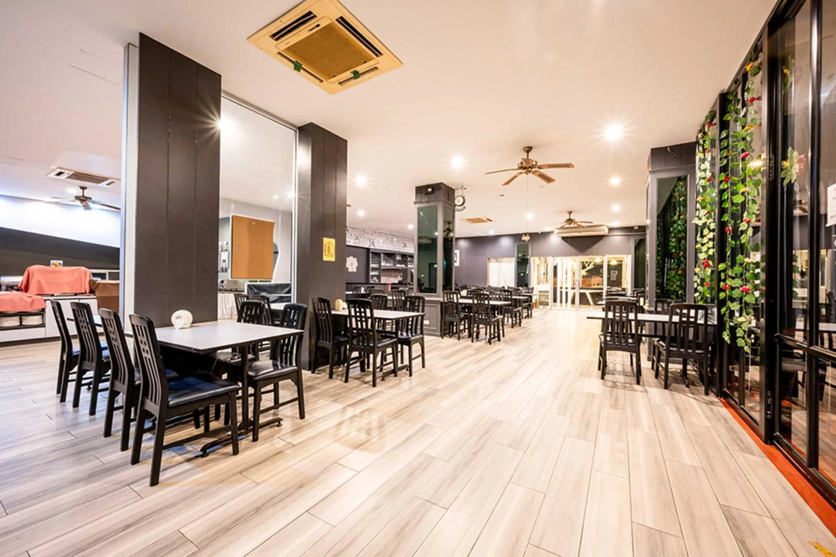 Restaurant/places to eat in Dancenter Luxury Underwater World Pattaya