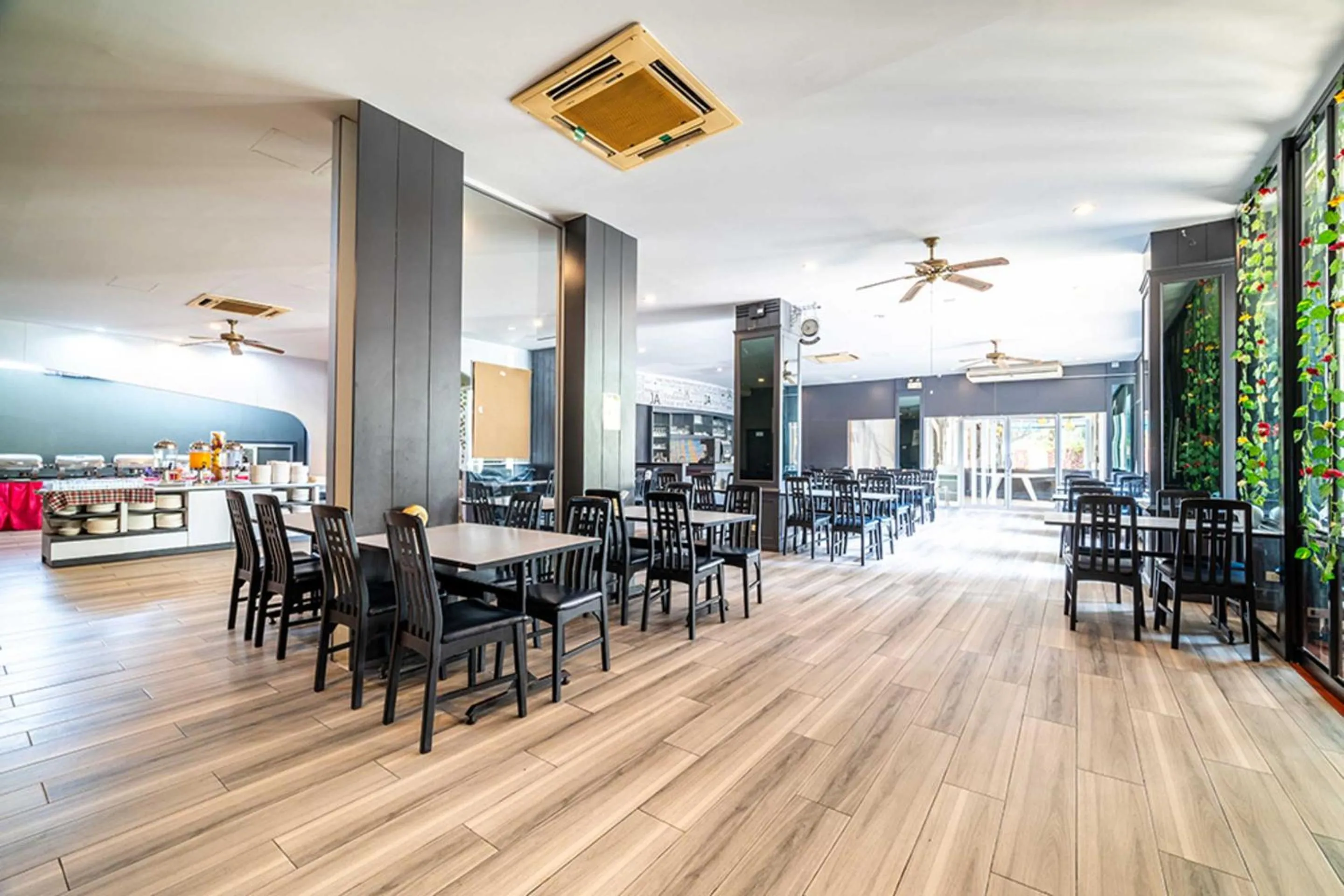 Restaurant/places to eat in Dancenter Luxury Underwater World Pattaya