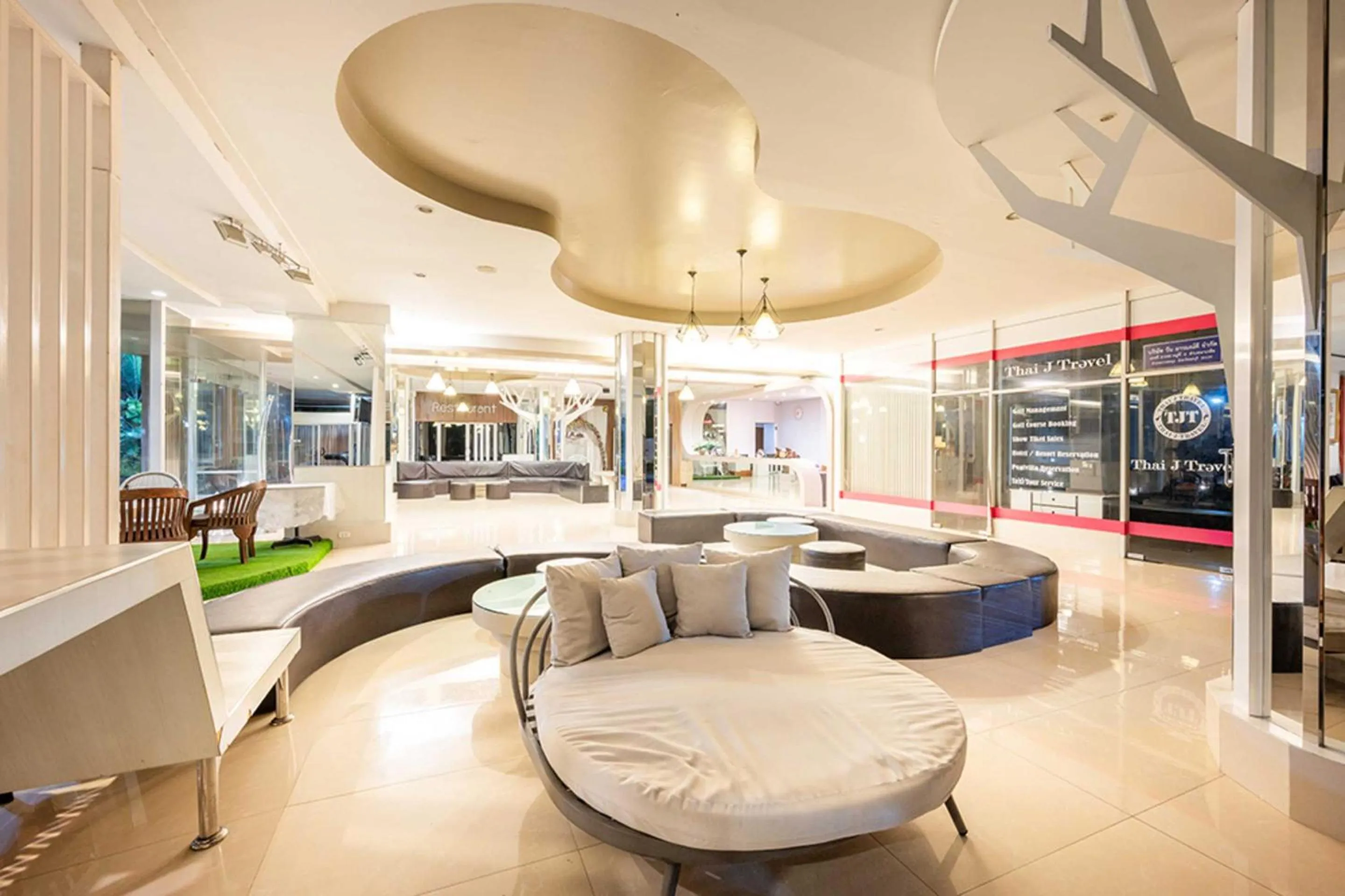 Seating area in Dancenter Luxury Underwater World Pattaya