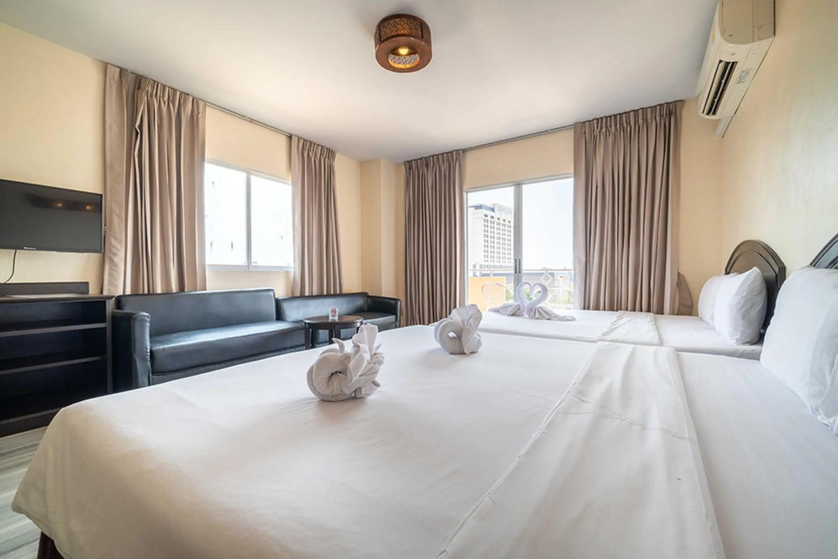 Bedroom, Bed in Dancenter Luxury Underwater World Pattaya