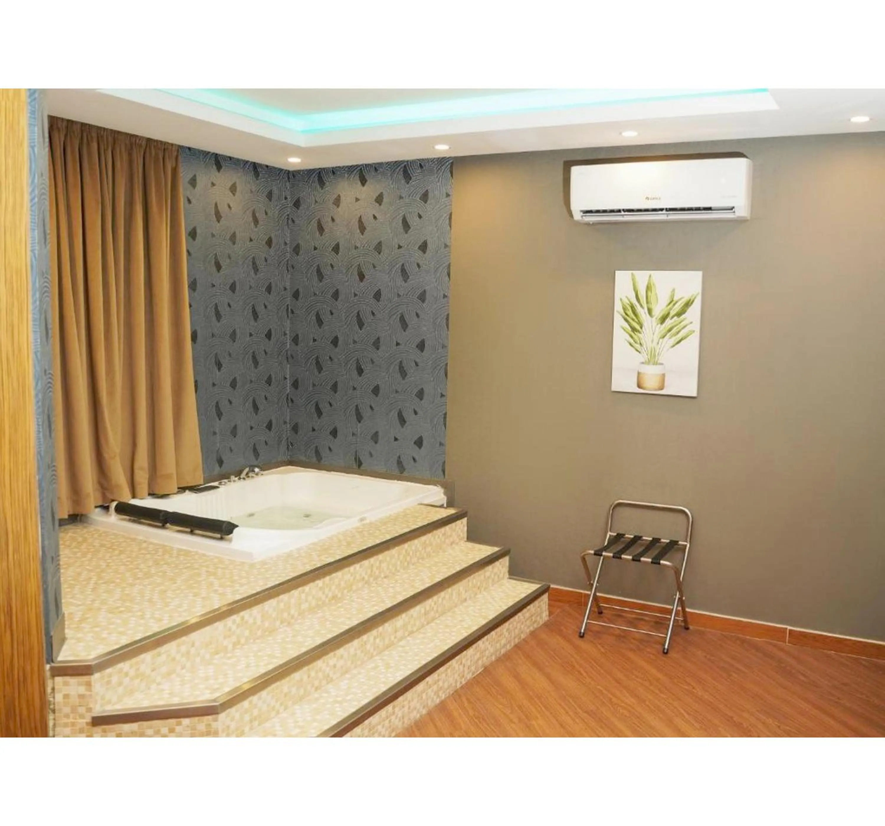 Bath, Bed in Palette Luxury Credi Hotel