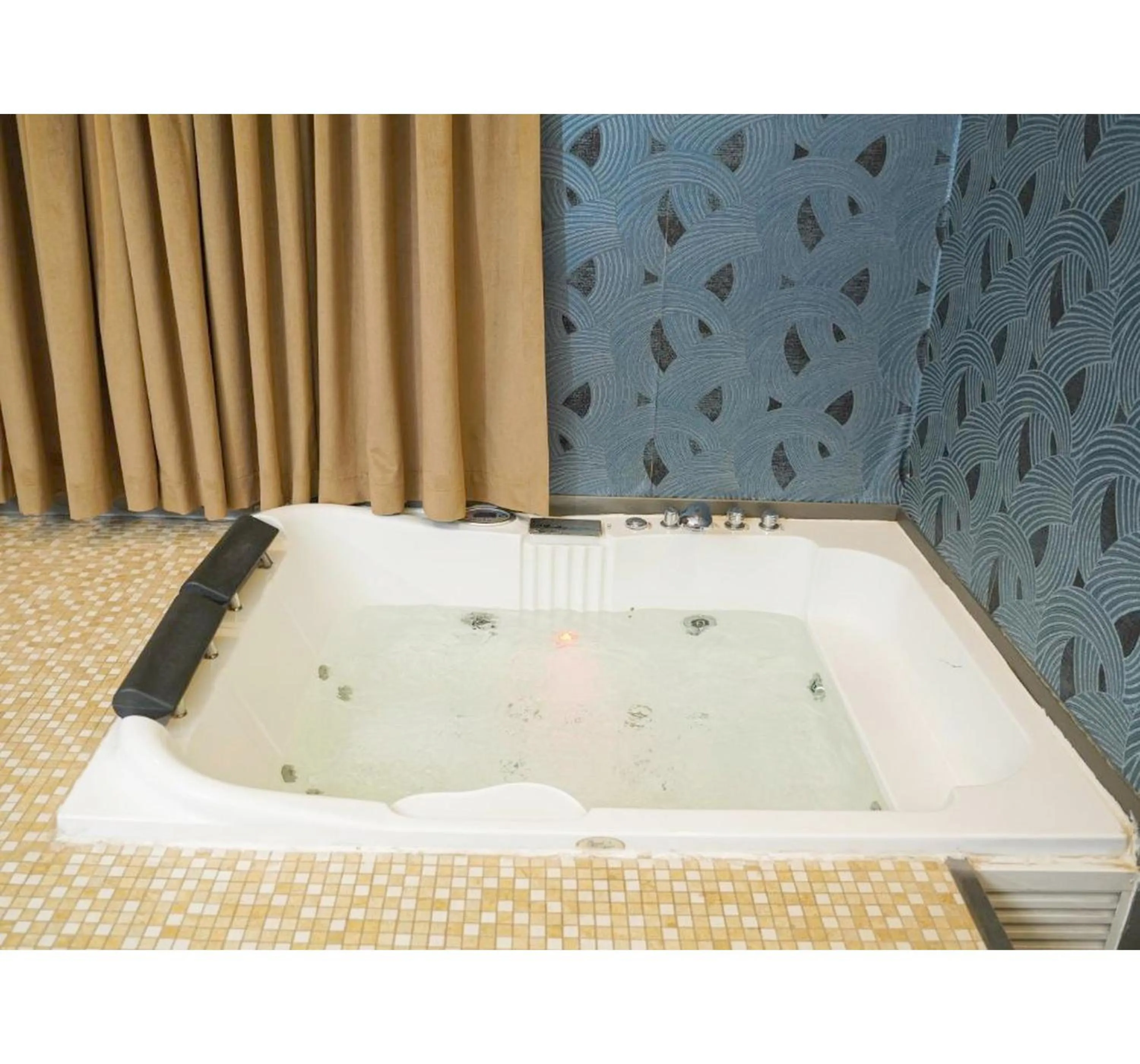 Bath in Palette Luxury Credi Hotel