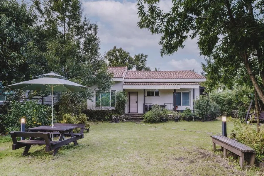 Property building in Jeju Supgol dokchae Pension